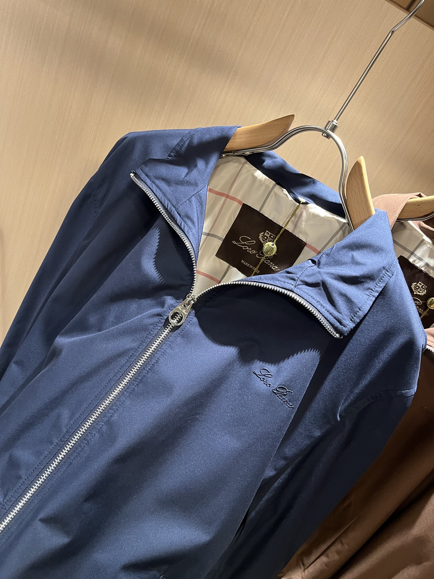  Loro Piana诺悠翩雅 2025秋冬新品男士休闲夹克外套，外贸公司订单！客供聚酯纤维材质，胸前刺