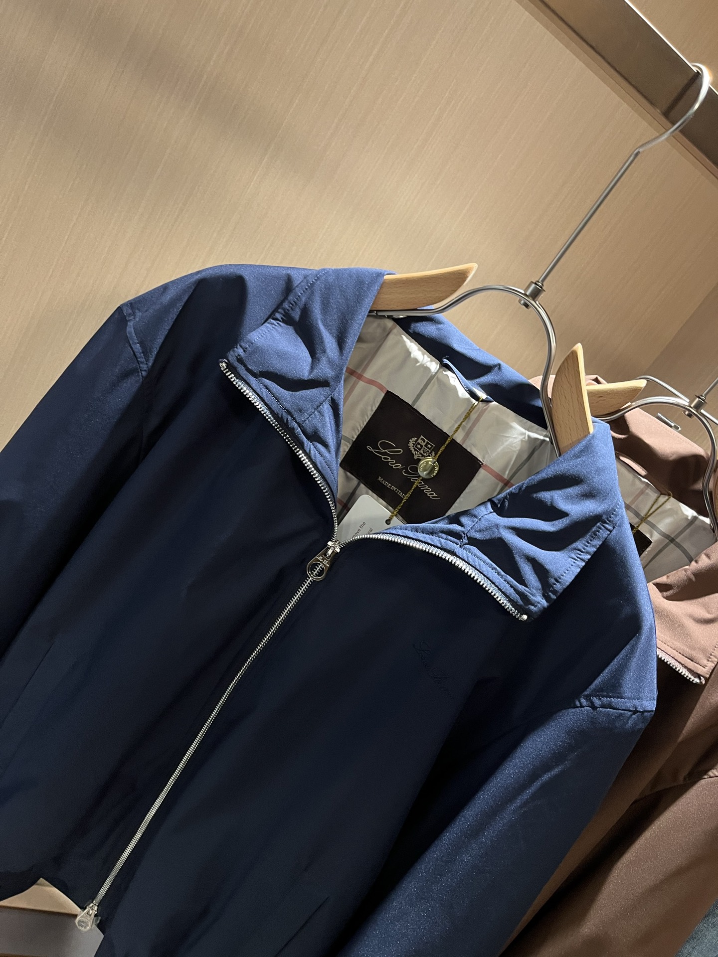  Loro Piana诺悠翩雅 2025秋冬新品男士休闲夹克外套，外贸公司订单！客供聚酯纤维材质，胸前刺