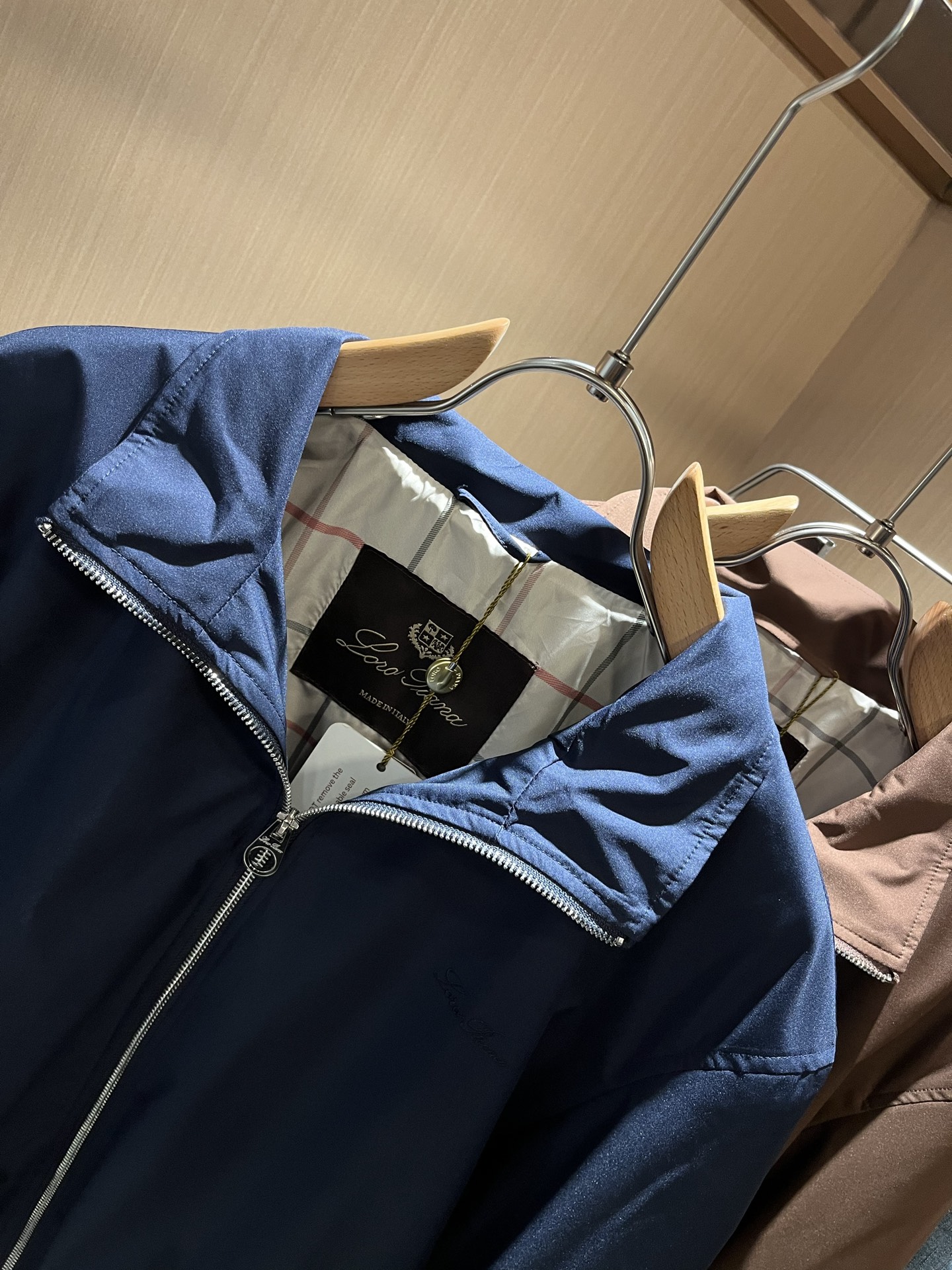  Loro Piana诺悠翩雅 2025秋冬新品男士休闲夹克外套，外贸公司订单！客供聚酯纤维材质，胸前刺