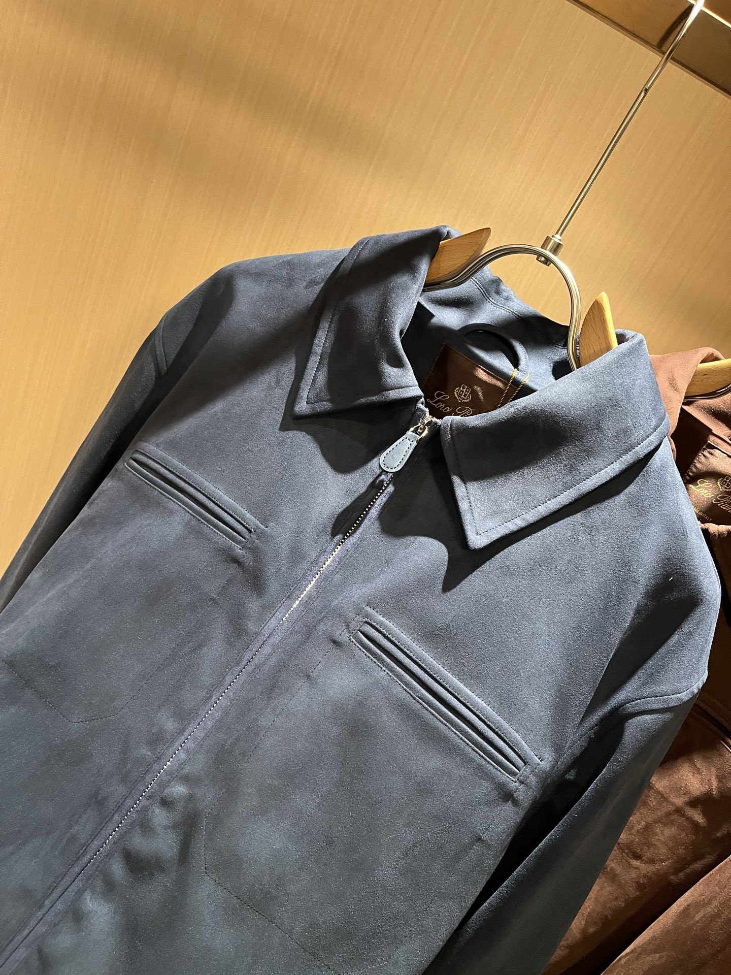  Loro Piana诺悠翩雅 2025秋冬新品男士休闲夹克外套，外贸公司订单！客供仿鹿绒材质，经典的专