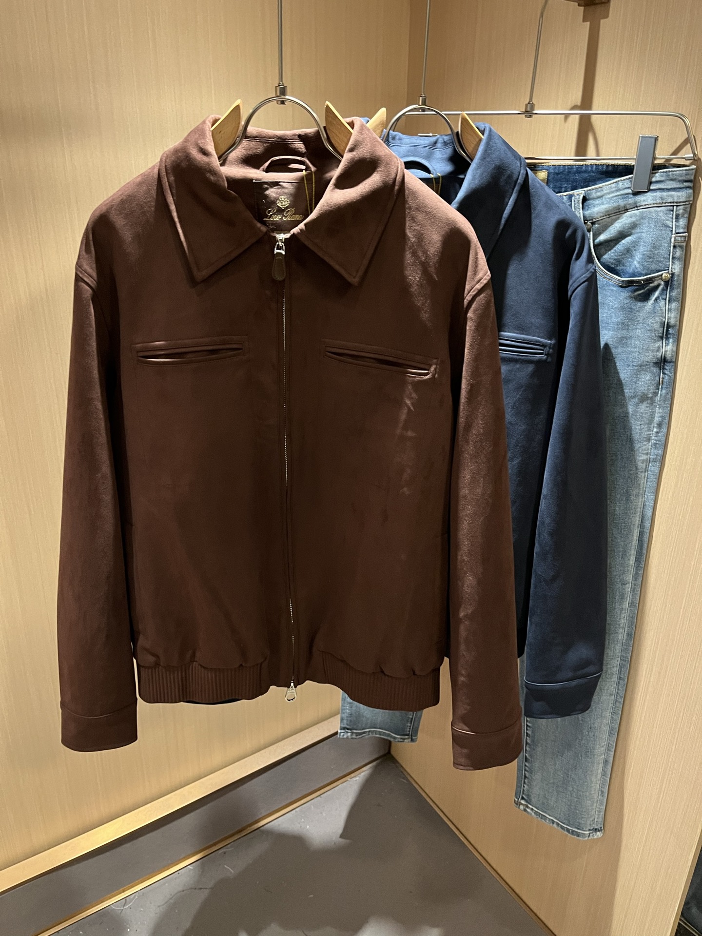 NO:511337,Loro Piana Nuoyou Pianya 2025 autumn and winter new men's casual jacket, foreign trade company order!  Customer-supplied imitation deer velvet material, one of the classic proprietary fabrics!  The texture is light, soft and delicate, but the shape is straight and stylish!  It adopts a multi-layer structure and has windproof performance. The pockets are decorated with details and are extremely luxurious... Perfectly interpreting high-quality quality. Customized original hardware is available for customers!  Size M-3XL, loro piana, jackets & coats, jackets & coats, alexander wang19860909Loro Piana诺悠翩雅 2025秋冬新品男士休闲夹克外套,外贸公司订单！客供仿鹿绒材质,经典的专有织物之一！ 质地轻盈、触感又柔软细腻、但型态又笔挺有型！ 采用多层结构、具备防风性能. 口袋饰有细节、奢华极致… 完美演绎高品质品相.客供定制原版五金！尺码M-3XL,,loro piana,jackets & coats,jackets & coats,alexander wang,Men's clothing