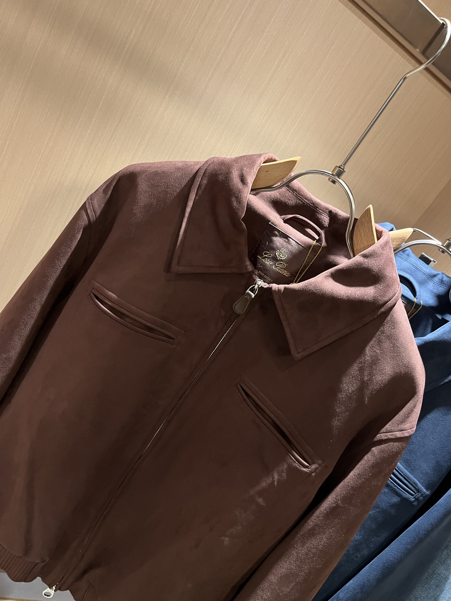  Loro Piana诺悠翩雅 2025秋冬新品男士休闲夹克外套，外贸公司订单！客供仿鹿绒材质，经典的专