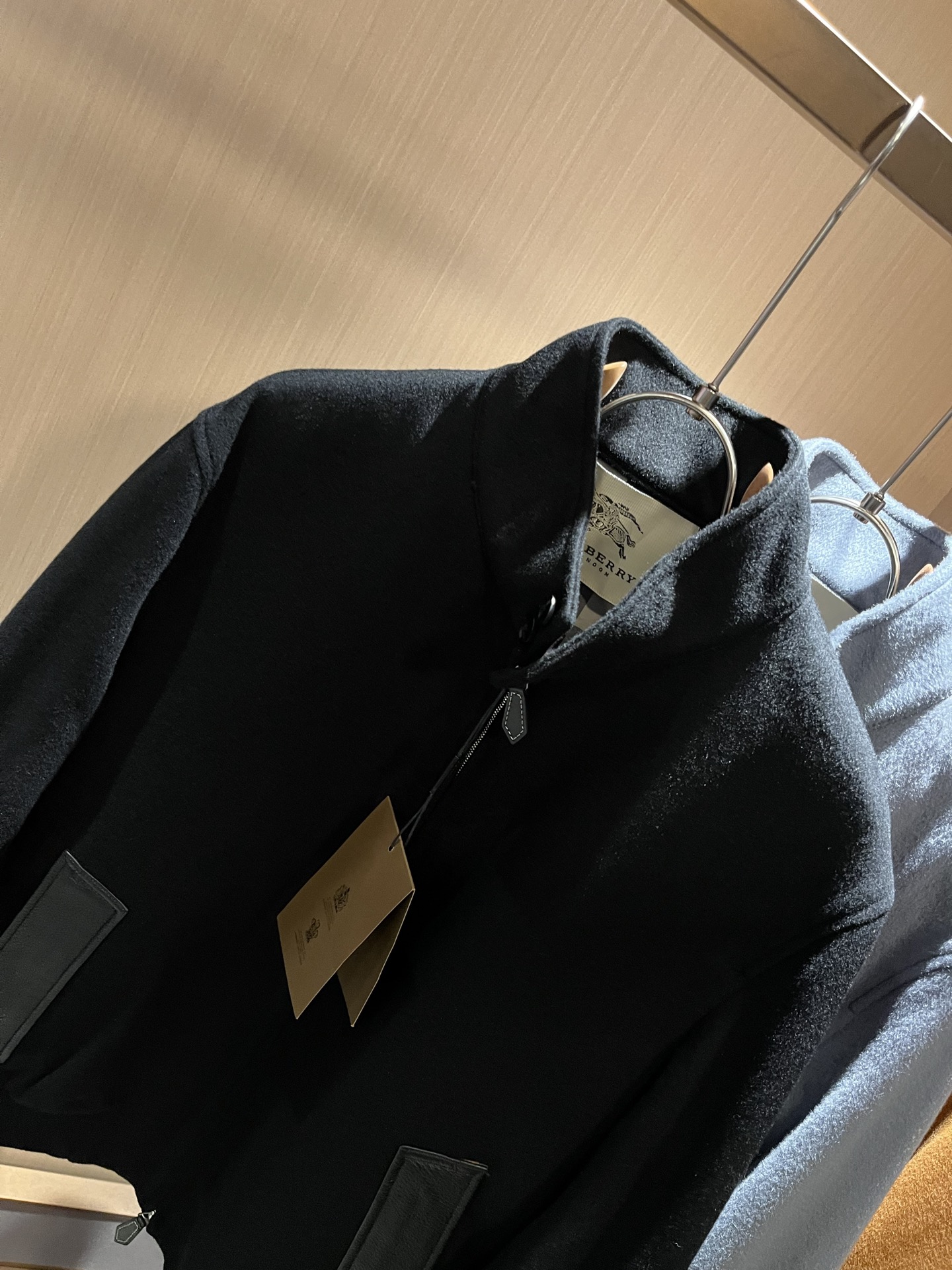  BURBER*Y巴*莉2025秋冬新品夹克外套重磅来袭，定制羊毛呢子面料制作而成，高端户外运动休闲系列