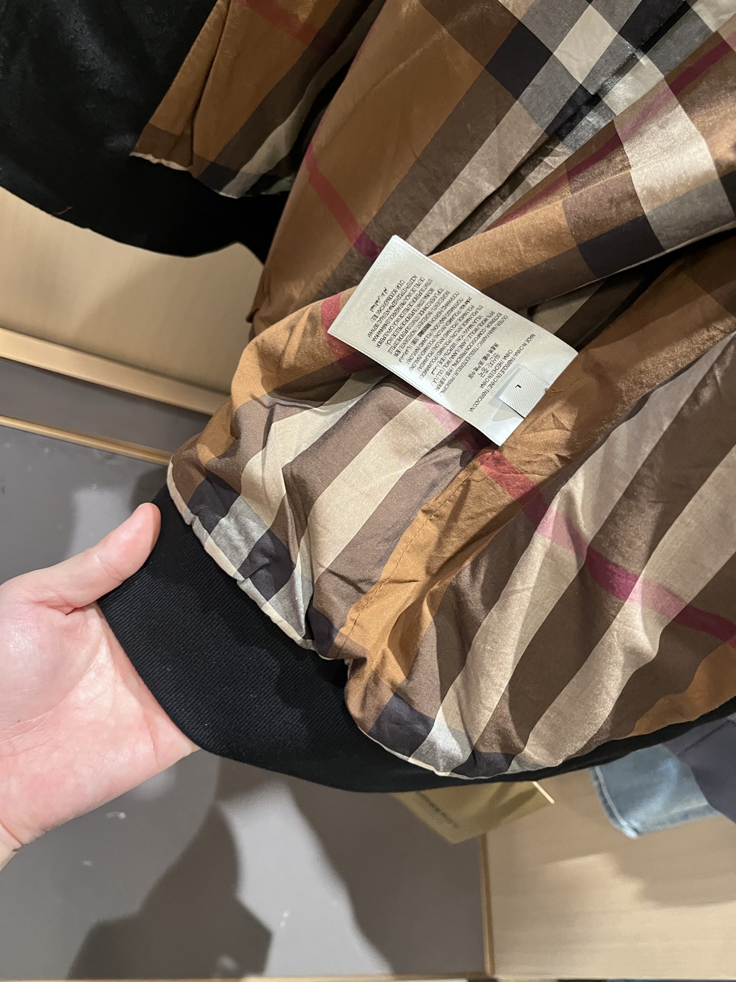  BURBER*Y巴*莉2025秋冬新品夹克外套重磅来袭，定制羊毛呢子面料制作而成，高端户外运动休闲系列