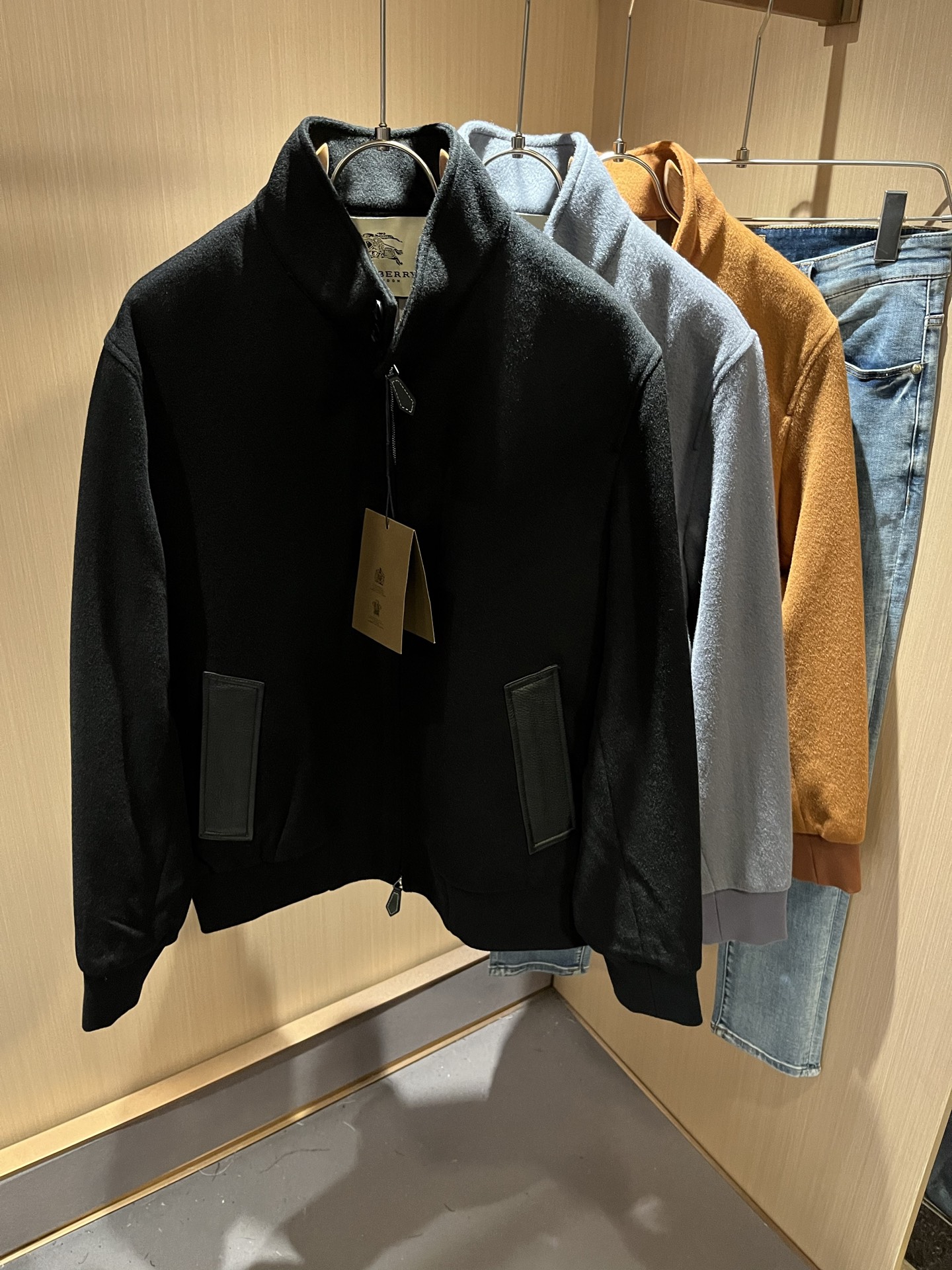  BURBER*Y巴*莉2025秋冬新品夹克外套重磅来袭，定制羊毛呢子面料制作而成，高端户外运动休闲系列