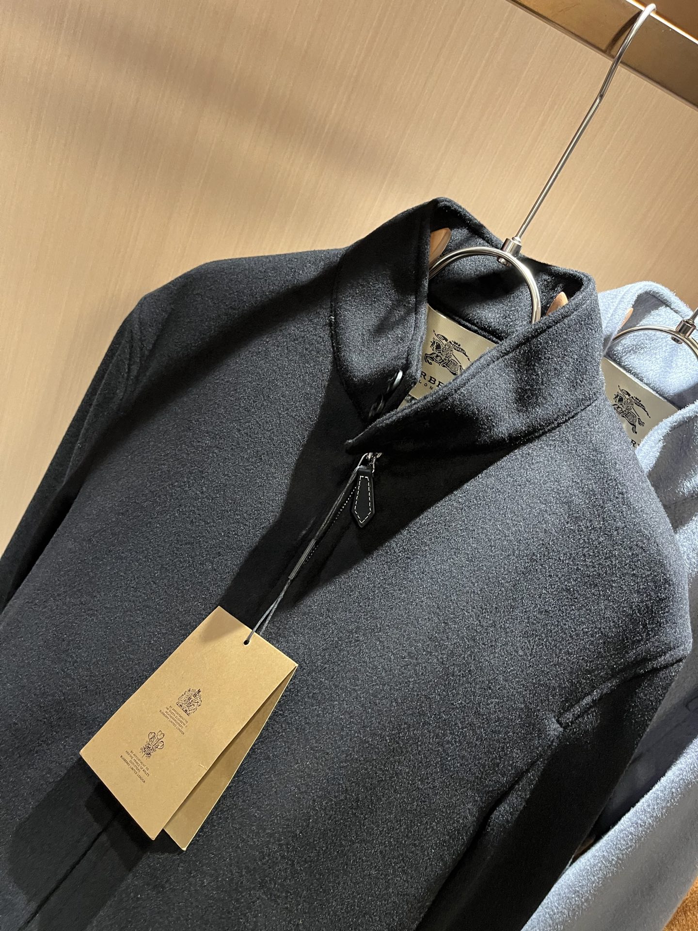  BURBER*Y巴*莉2025秋冬新品夹克外套重磅来袭，定制羊毛呢子面料制作而成，高端户外运动休闲系列