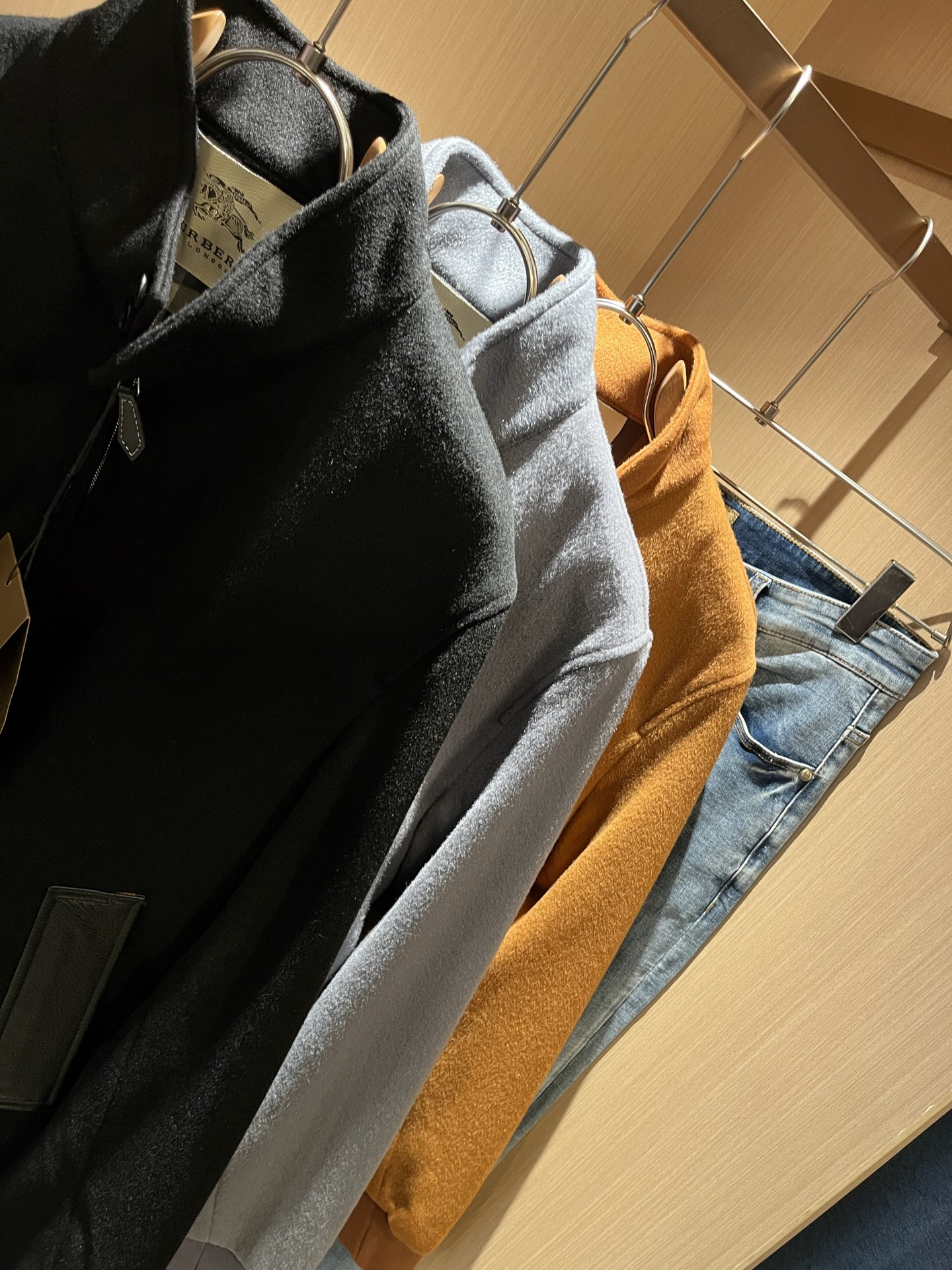  BURBER*Y巴*莉2025秋冬新品夹克外套重磅来袭，定制羊毛呢子面料制作而成，高端户外运动休闲系列