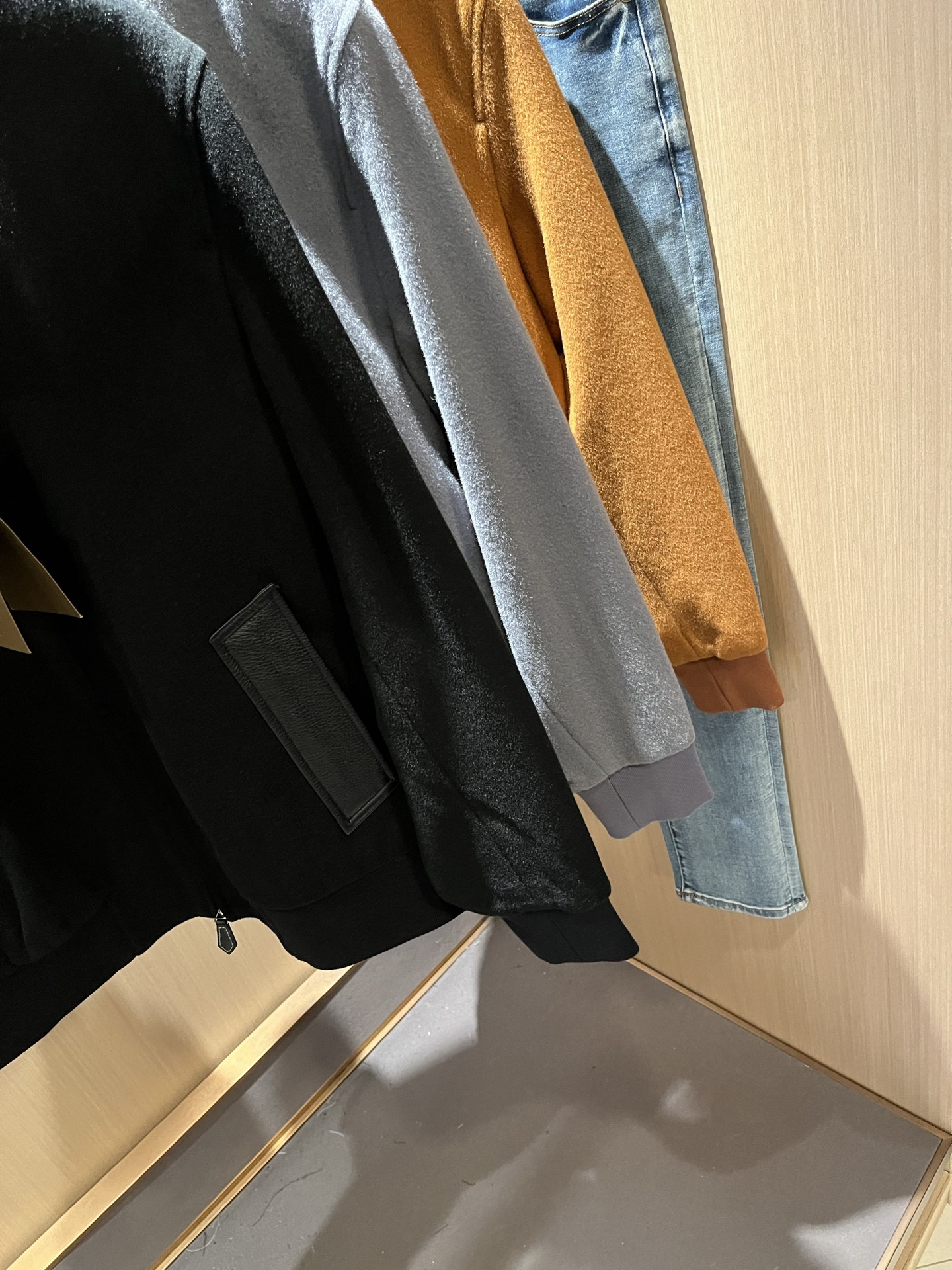  BURBER*Y巴*莉2025秋冬新品夹克外套重磅来袭，定制羊毛呢子面料制作而成，高端户外运动休闲系列