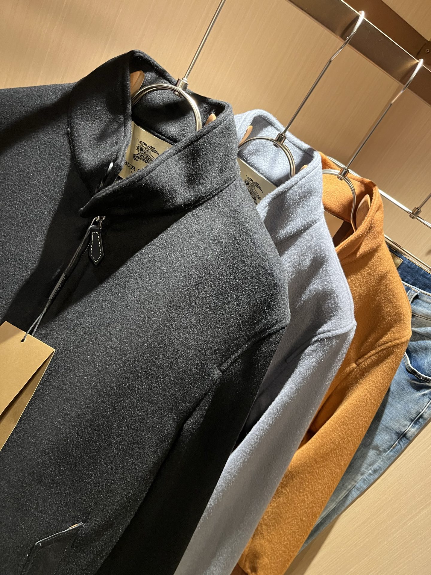  BURBER*Y巴*莉2025秋冬新品夹克外套重磅来袭，定制羊毛呢子面料制作而成，高端户外运动休闲系列