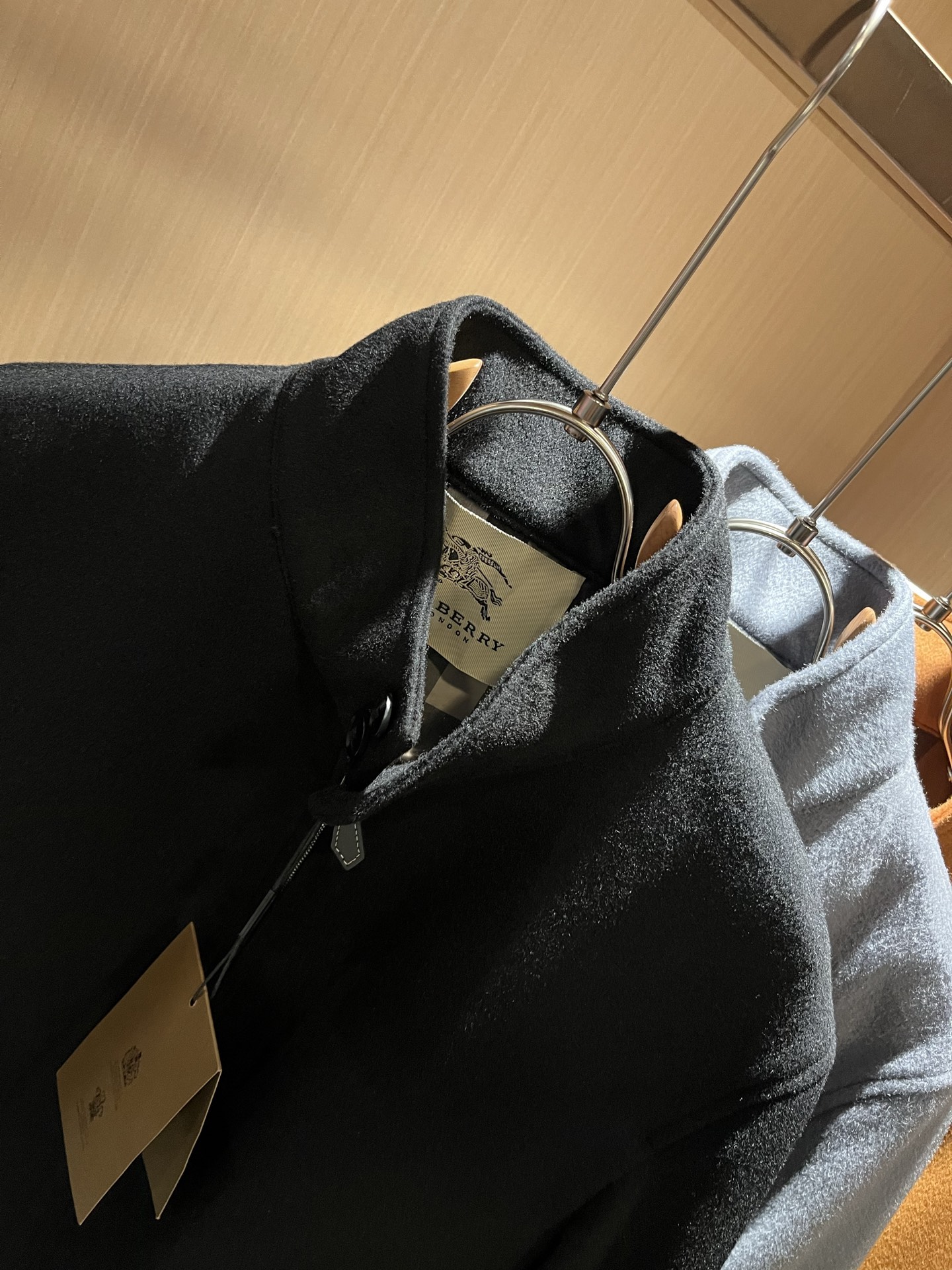  BURBER*Y巴*莉2025秋冬新品夹克外套重磅来袭，定制羊毛呢子面料制作而成，高端户外运动休闲系列