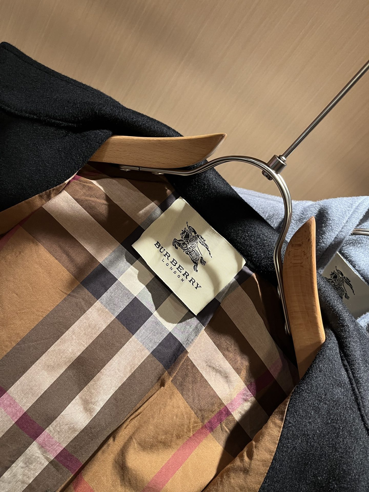  BURBER*Y巴*莉2025秋冬新品夹克外套重磅来袭，定制羊毛呢子面料制作而成，高端户外运动休闲系列