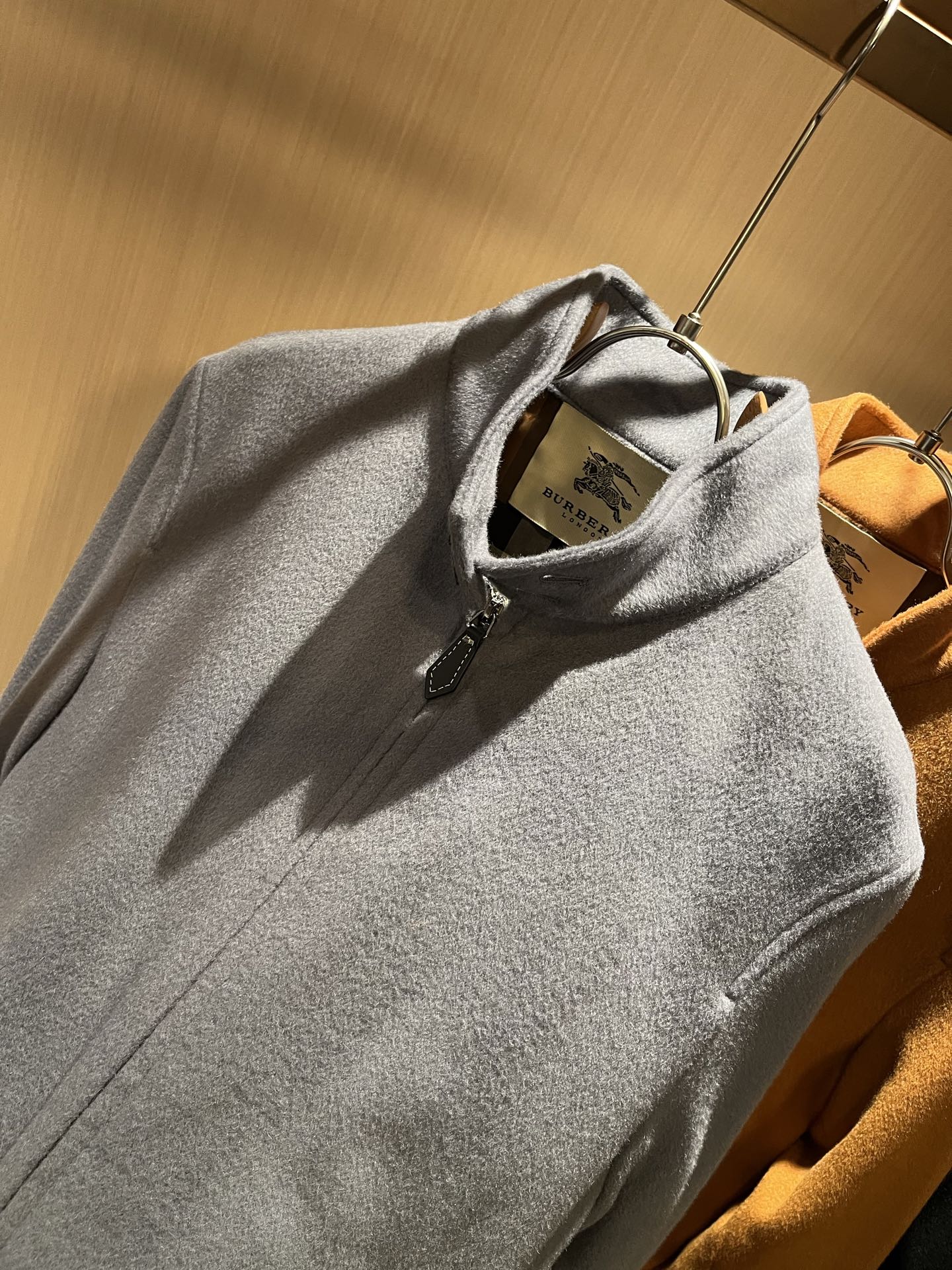  BURBER*Y巴*莉2025秋冬新品夹克外套重磅来袭，定制羊毛呢子面料制作而成，高端户外运动休闲系列