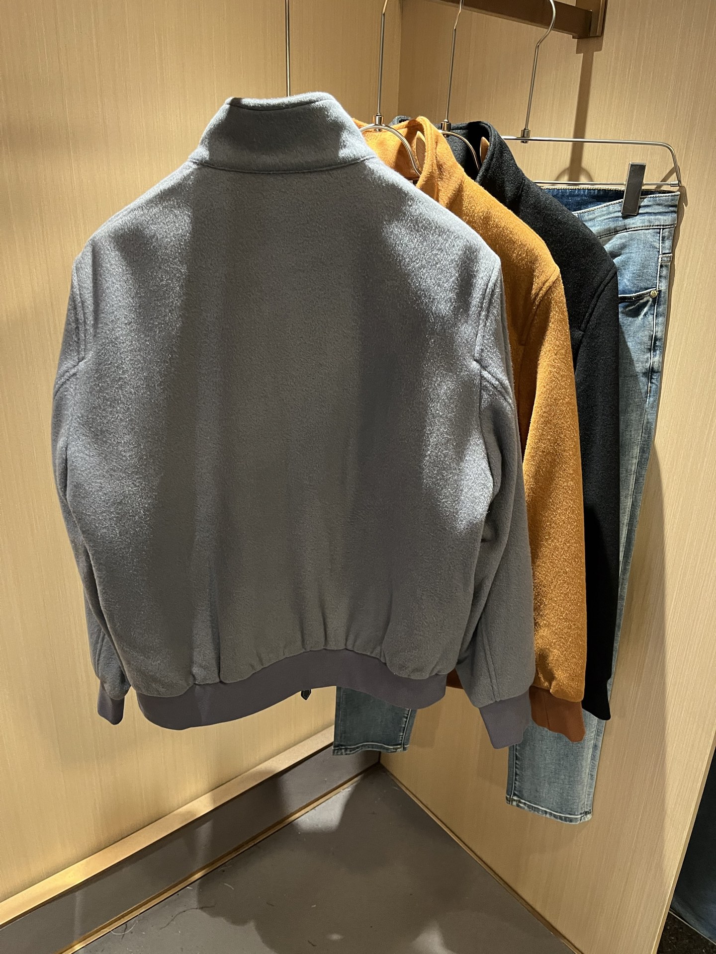  BURBER*Y巴*莉2025秋冬新品夹克外套重磅来袭，定制羊毛呢子面料制作而成，高端户外运动休闲系列