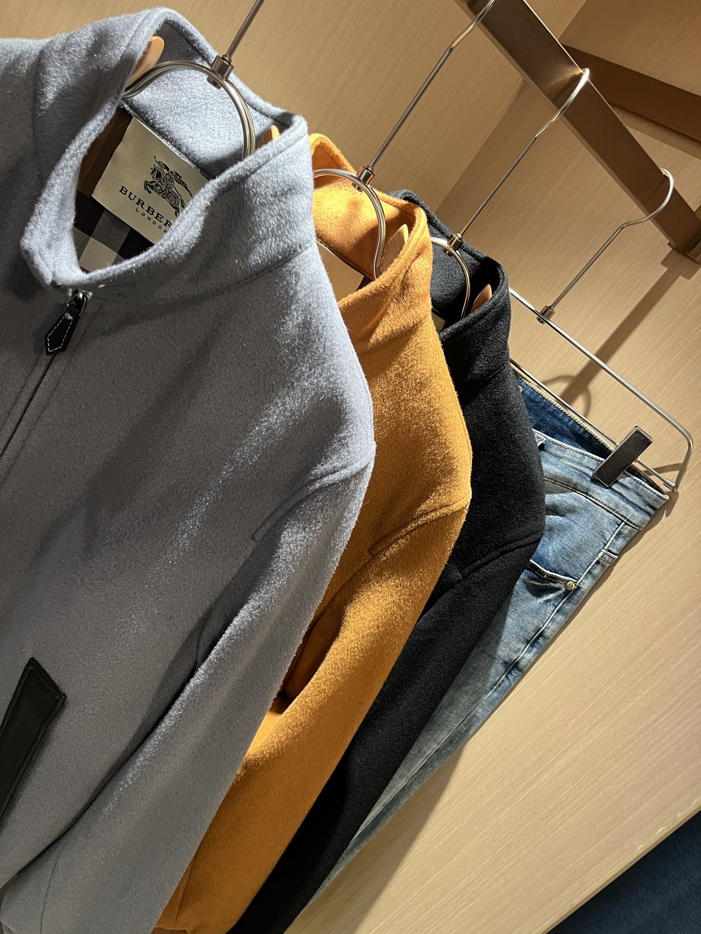  BURBER*Y巴*莉2025秋冬新品夹克外套重磅来袭，定制羊毛呢子面料制作而成，高端户外运动休闲系列