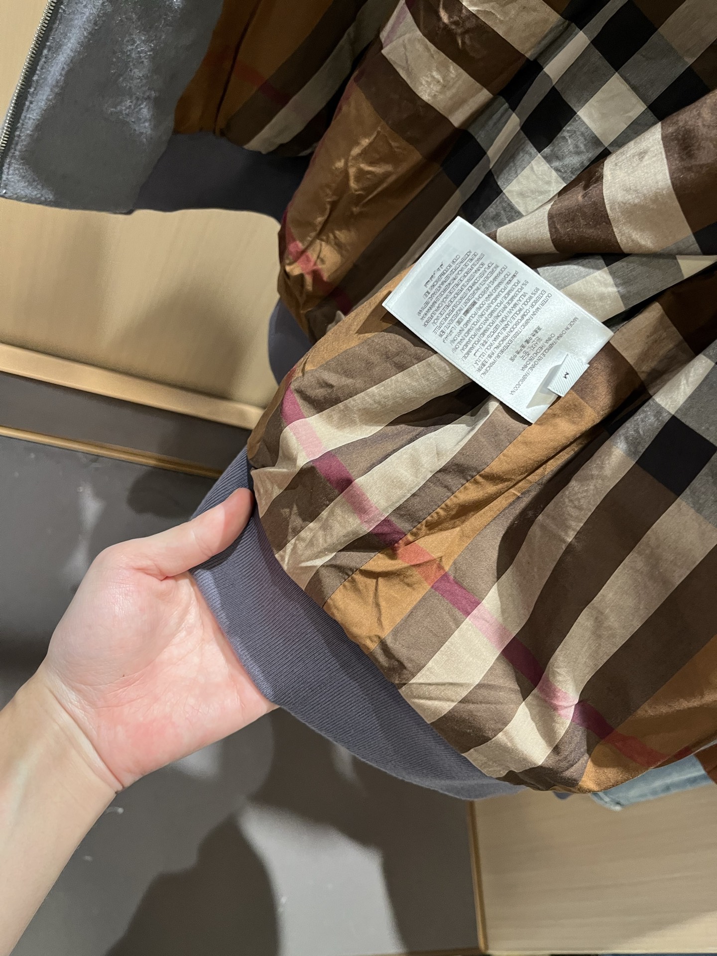  BURBER*Y巴*莉2025秋冬新品夹克外套重磅来袭，定制羊毛呢子面料制作而成，高端户外运动休闲系列