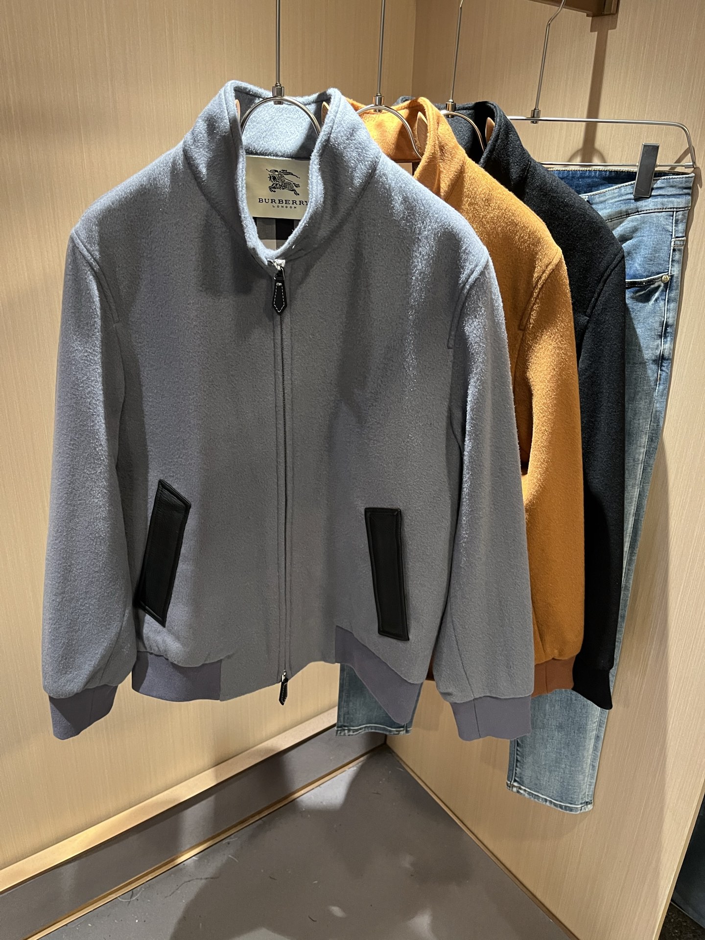  BURBER*Y巴*莉2025秋冬新品夹克外套重磅来袭，定制羊毛呢子面料制作而成，高端户外运动休闲系列