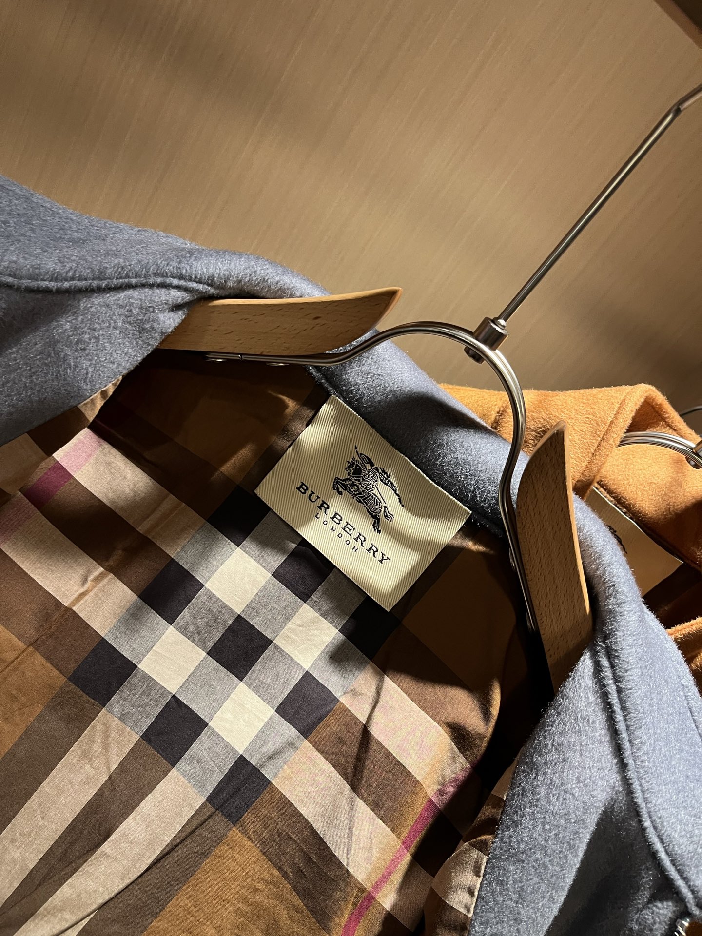  BURBER*Y巴*莉2025秋冬新品夹克外套重磅来袭，定制羊毛呢子面料制作而成，高端户外运动休闲系列