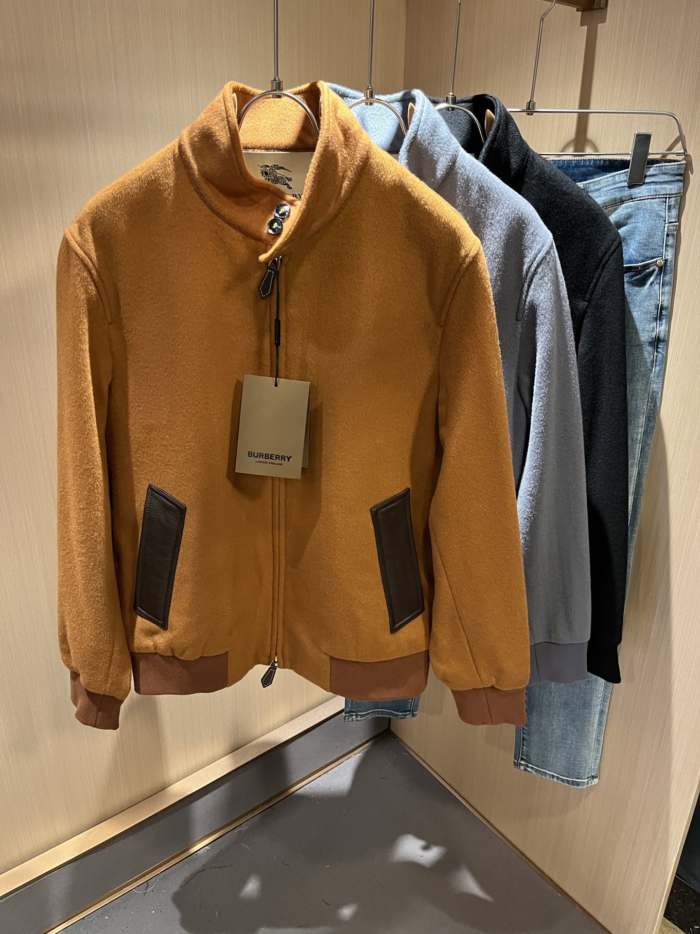  BURBER*Y巴*莉2025秋冬新品夹克外套重磅来袭，定制羊毛呢子面料制作而成，高端户外运动休闲系列