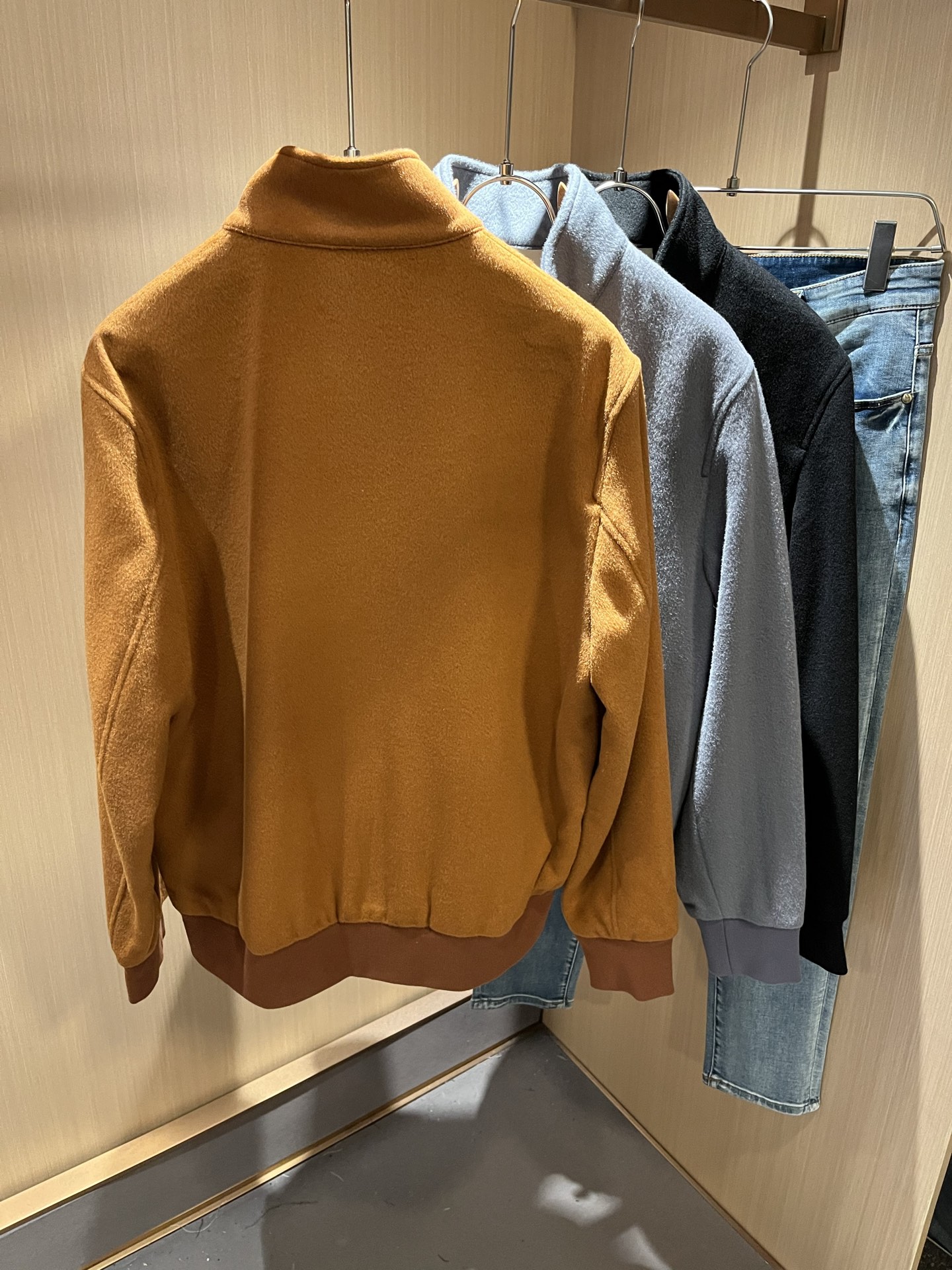  BURBER*Y巴*莉2025秋冬新品夹克外套重磅来袭，定制羊毛呢子面料制作而成，高端户外运动休闲系列