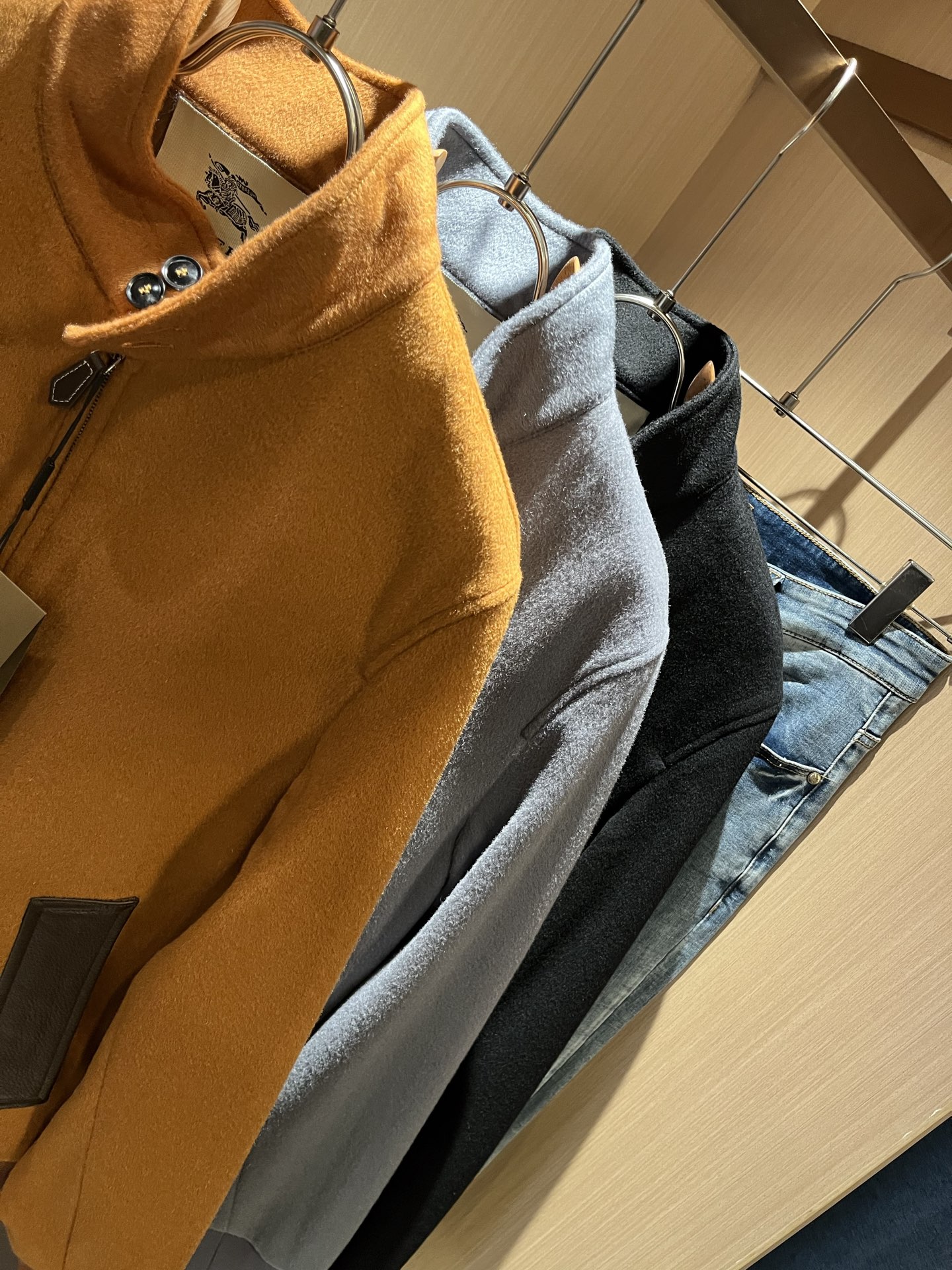  BURBER*Y巴*莉2025秋冬新品夹克外套重磅来袭，定制羊毛呢子面料制作而成，高端户外运动休闲系列