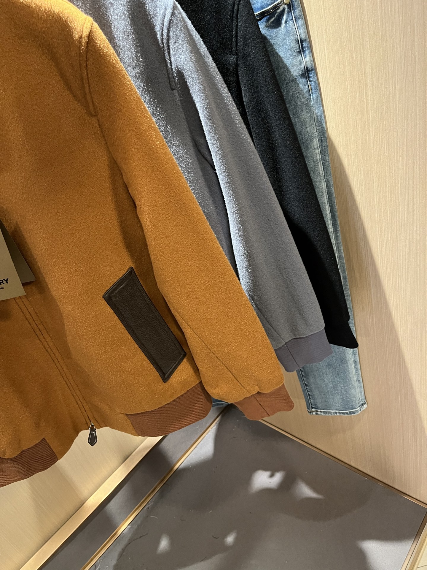  BURBER*Y巴*莉2025秋冬新品夹克外套重磅来袭，定制羊毛呢子面料制作而成，高端户外运动休闲系列