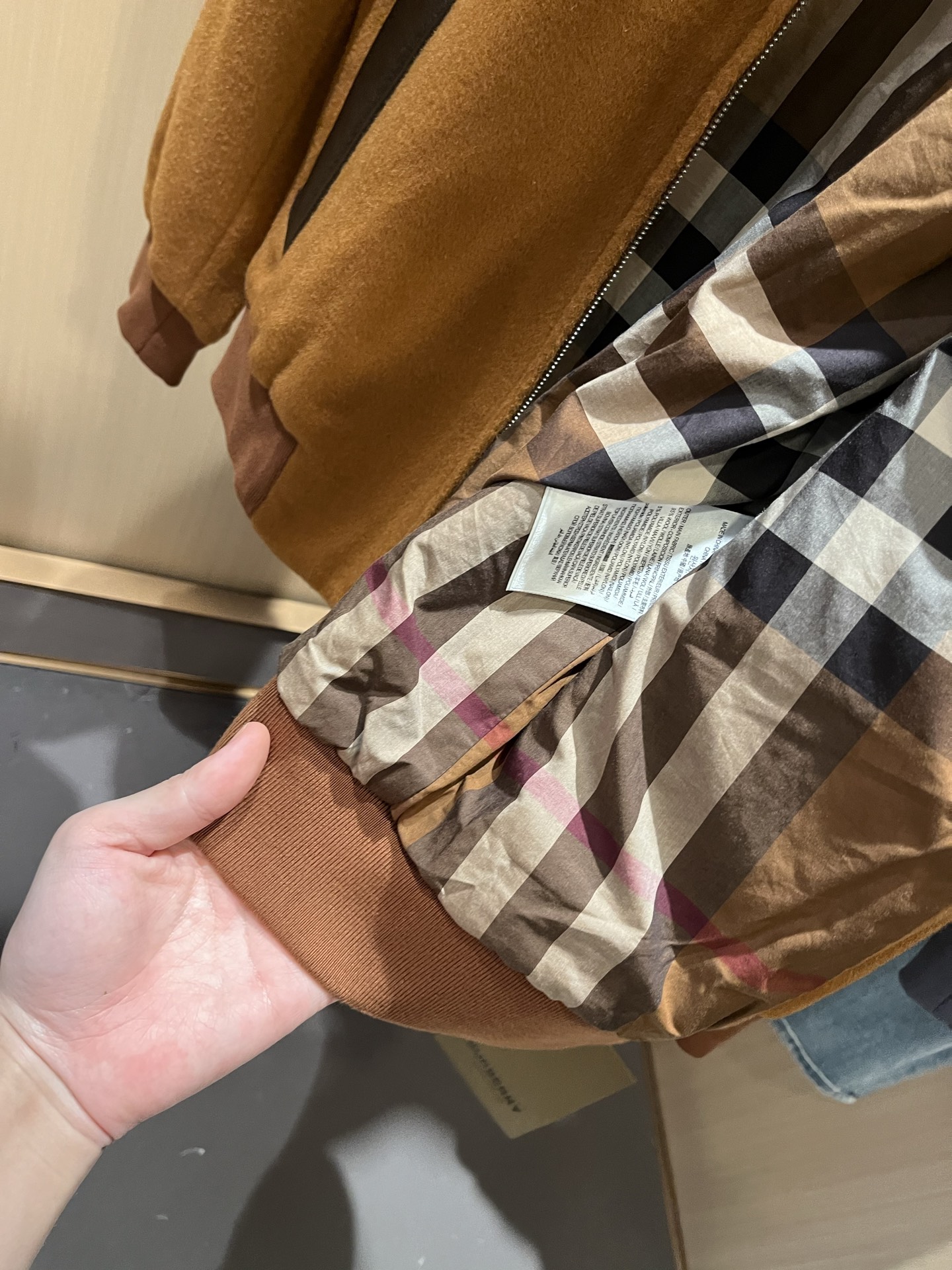  BURBER*Y巴*莉2025秋冬新品夹克外套重磅来袭，定制羊毛呢子面料制作而成，高端户外运动休闲系列