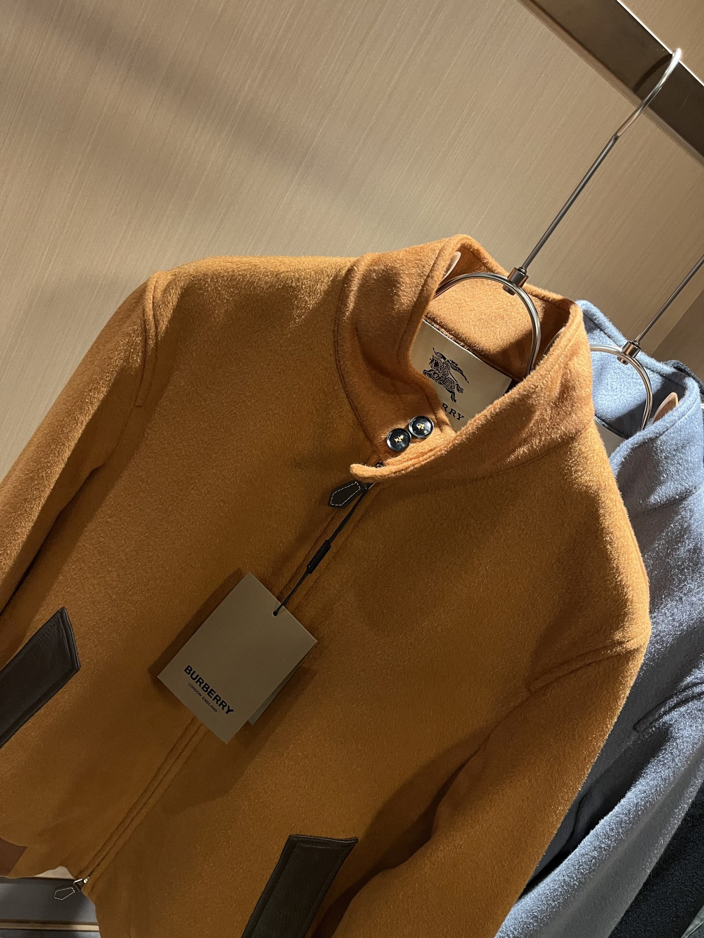  BURBER*Y巴*莉2025秋冬新品夹克外套重磅来袭，定制羊毛呢子面料制作而成，高端户外运动休闲系列