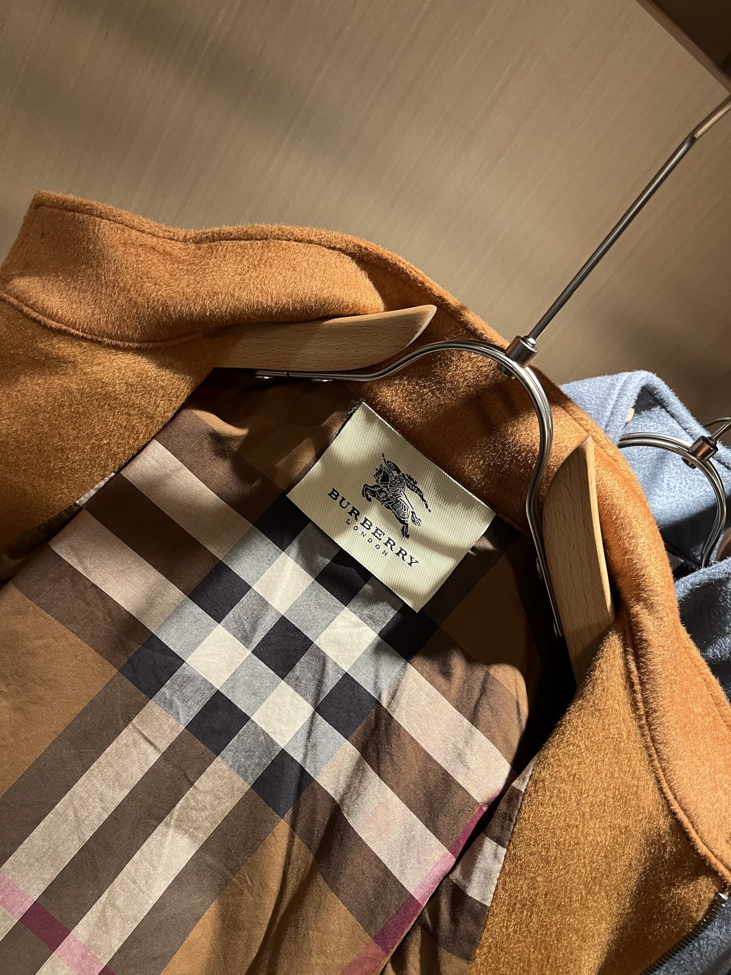  BURBER*Y巴*莉2025秋冬新品夹克外套重磅来袭，定制羊毛呢子面料制作而成，高端户外运动休闲系列