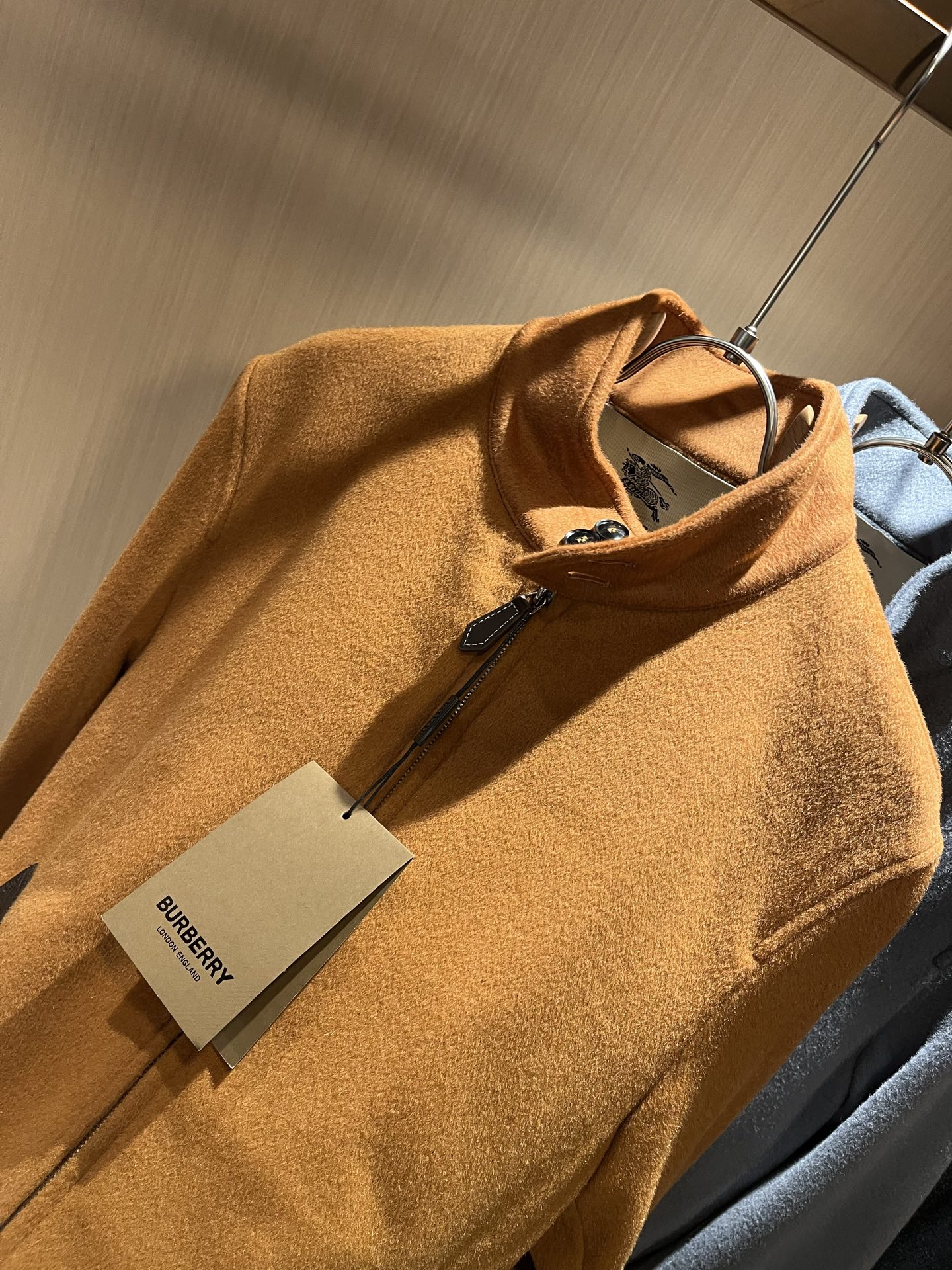  BURBER*Y巴*莉2025秋冬新品夹克外套重磅来袭，定制羊毛呢子面料制作而成，高端户外运动休闲系列