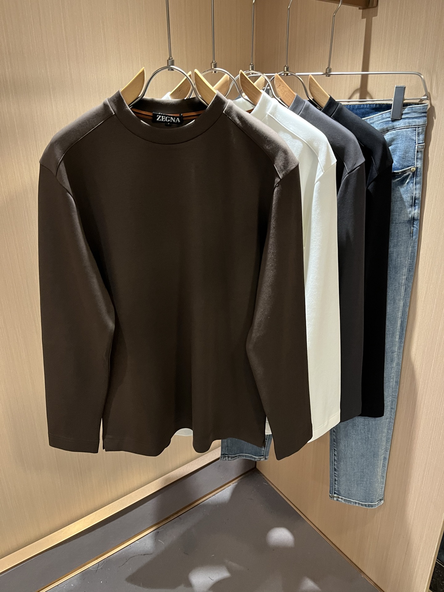 NO:509416,Ermenegildo Zeg*aJia 2025 autumn and winter new products for men's long-sleeved casual base shirt, foreign trade company order!  It is one of the classic exclusive fabrics of Zenia!  Customized original cotton fabric!  Back web pressing logo design!  The texture is warm, the touch is soft and delicate, but the shape is straight and stylish!  Details, extreme luxury... Perfect interpretation of high-quality quality. Size M-3XL, zegna, alexander wang19860909Ermenegildo Zeg*a杰*亚 2025秋冬新品男士长袖休闲打底衫,外贸公司订单！是杰尼亚经典的专有织物之一！ 定制原版纯棉面料！后幅压胶logo设计！质地保暖,触感又柔软细腻、但型态又笔挺有型！ 细节、奢华极致… 完美演绎高品质品相.尺码M-3XL,,zegna,alexander wang,Men's clothing