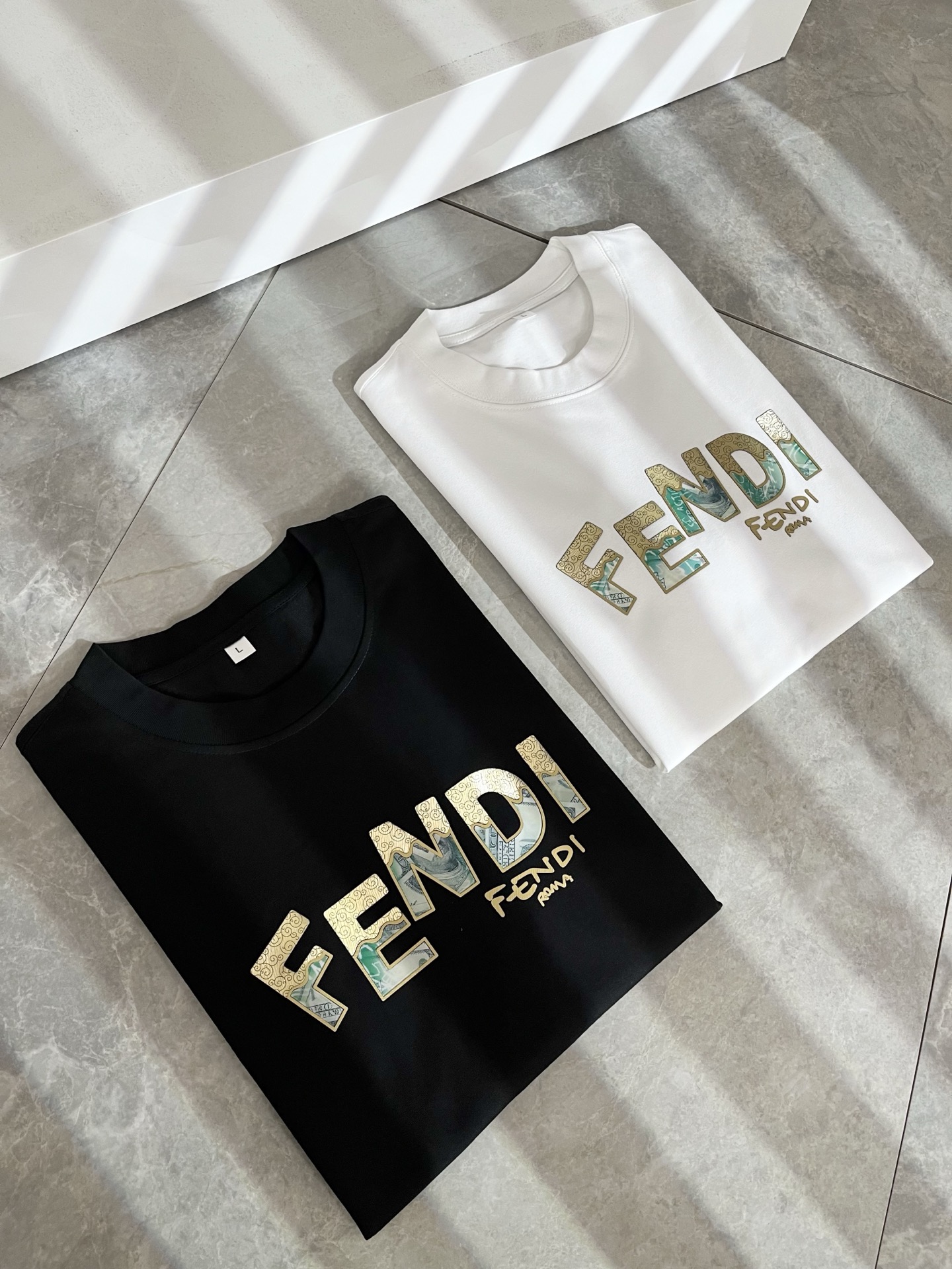 NO:511768,FEN*I FEN*Di Spring and Summer New FD Family FF Men and Women Base Shirt, versatile and simple short sleeves for men and women. Original Italian orders, popular FD family items, simple and pure colors. The FD family's enduring iconic products, high-quality products with full representation and full specifications, and high-quality products that all FD fans are worth buying!  Pure Yidian channel orders, high-end and popular products from the FD family, very popular items at the moment, and iconic letter logo pattern glue-on modification!  High-end goods worth keeping and giving away to others!  It is trendy and beautiful, with a full sense of trendy atmosphere, and has a very high level and specifications. It uses a very classic black and white color combination, giving people a strong visual impact and has a very high recognition. It is top-quality exclusive pure cotton fabric, created with a soft, delicate and comfortable touch, and has a very high-end and classy appearance!  Perfectly interprets the charm of the brand and leaves a deep impression. It is more fashionable and charming. It has simple, elegant and fashionable upper body, and is even more stressful for outfits!  The inner wear alone is very delicious and beautiful scenery that cannot be ignored!  Size M-4XL, fendi,dior,T-shirt,alexander wang19860909FEN*I 芬*迪春夏新款FD家族FF男女同款打底衫,男女同款百搭极简短袖.意大利原厂订单,FD家族人气单品,简约纯色系打造.FD家族经久不衰的标志性臻品,代表性十足,规格感十足的精品,所有FD粉丝都值得抢购的精品！纯正意代渠道订单,FD家族的高奢人气爆款产物,当下十分火爆的单品,标志性字母logo图案压胶修饰！值得自留和送人的高端货！新潮又好看,潮流气息感十足,档次规格感极高,并且采用十分经典的的黑白双色搭配,给人的视觉冲击感相当强烈,有着极高的辨识度,顶级专属纯棉面料,打造,触感柔软细腻舒适,品相相当高级有档次！完美诠释品牌魅力,给人留下深刻印象.更具时尚与韵味,上身简约大方时尚,对于穿搭更是毫无压力！单穿内搭都极有味道,不可忽视的靓丽风景线！ 尺码M-4XL,,fendi,dior,T-shirt,alexander wang,Men's clothing