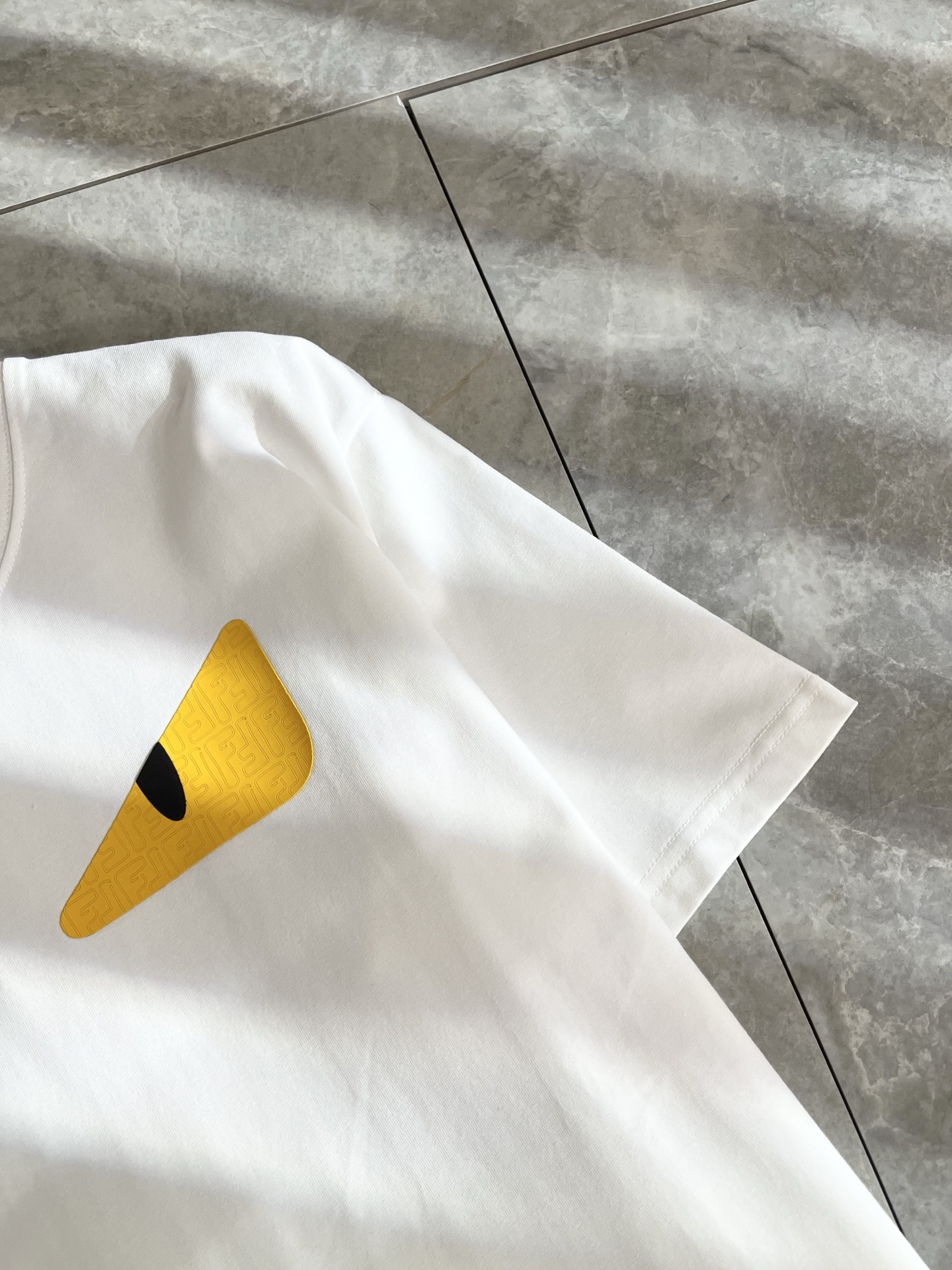   FEN*I 芬*迪2025春夏新款FD家族FF男女同款👫打底衫，男女同款👫百搭极简短袖。意大利原厂订