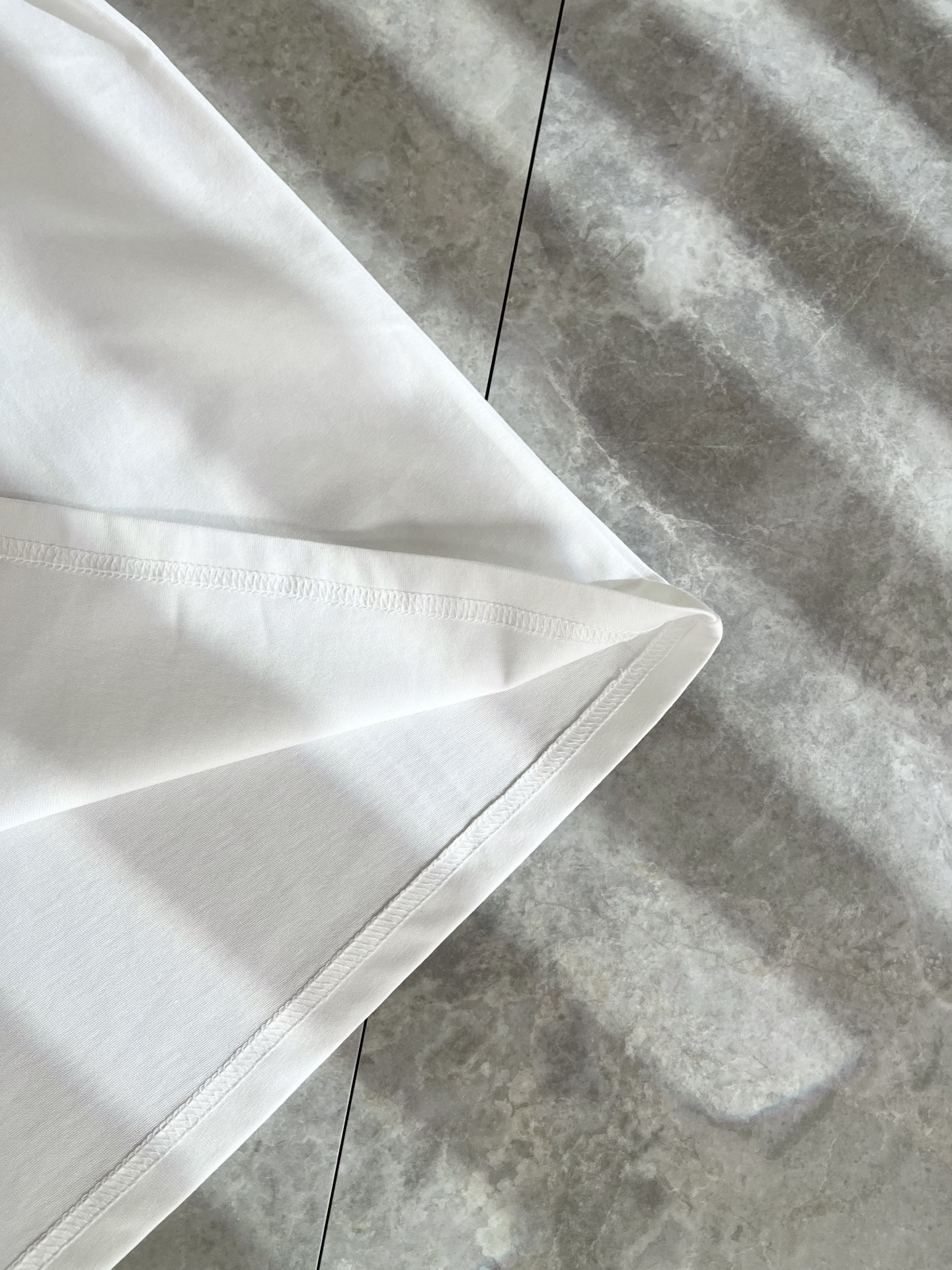   FEN*I 芬*迪2025春夏新款FD家族FF男女同款👫打底衫，男女同款👫百搭极简短袖。意大利原厂订