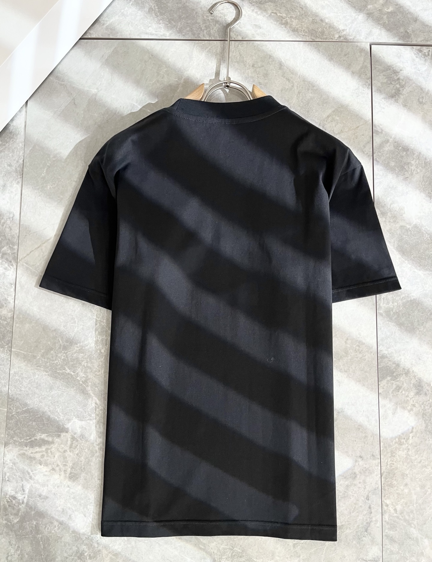   FEN*I 芬*迪2025春夏新款FD家族FF男女同款👫打底衫，男女同款👫百搭极简短袖。意大利原厂订