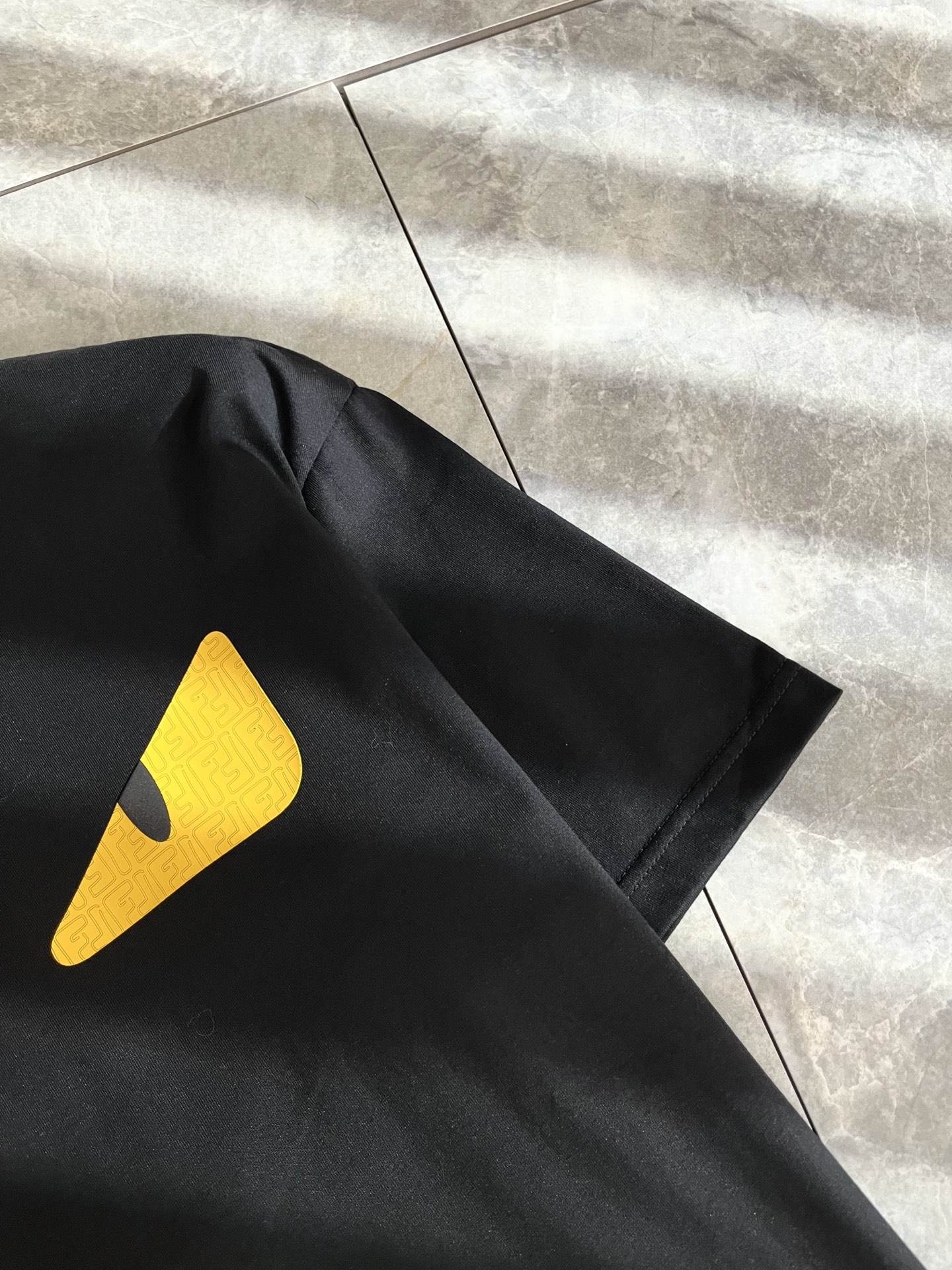   FEN*I 芬*迪2025春夏新款FD家族FF男女同款👫打底衫，男女同款👫百搭极简短袖。意大利原厂订