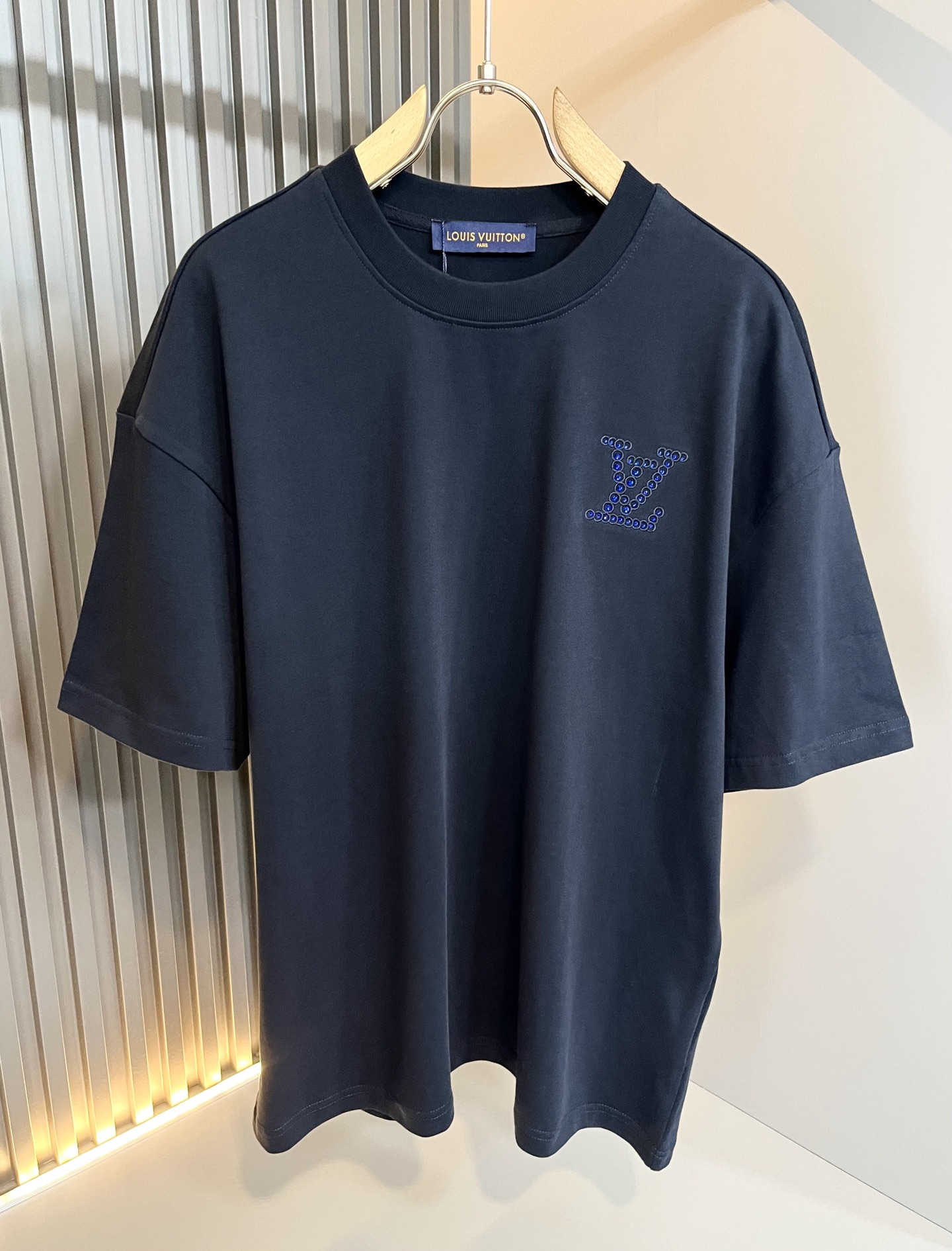 NO:509959,LouisVuitt*Louis*Deng The new series of spring and summer 2025 products are launched, a very fashionable and avant-garde casual suit for men and women, with logo embroidery decoration!  Different from the past, it declares the design concept that has been passed down for many years in the brand!  Its eye-catchingness is no less than any classic style, perfectly presenting the fashionable, high-end and luxurious feeling in front of the world!  Made of imported cotton, the customer-supplied and imported cotton material is selected, with a high-quality 260g pure cotton fabric, which has a soft and soft touch, and the real thing is definitely beyond your imagination. It is extremely comfortable and breathable in close body. Even if you sweat profusely, you will not feel greasy or stuffy. It will bring sweating and moisture absorption to the extreme!  Size S-XL, louis vuitton,louis vuitton,alexander wang19860909LouisVuitt*路易*登 2025春夏全新系列单品上线,非常时髦前卫的一款男女同款休闲套装,标识logo图案刺绣修饰！区别于以往的不同,宣示品牌传承多年的设计理念！其吸睛度完全不亚于任何经典款式,将时髦高级感与奢华感完美呈现在世人眼前！客供进口全棉材质制成,精选优质260g纯棉面料,触感软糯亲肤细腻,实物到手绝对超乎你的想象,贴身无比舒适透气,即便是汗流浃背也不会有腻身及闷热感可言,将排汗吸湿性发挥到了极致！尺码S-XL,,louis vuitton,louis vuitton,alexander wang,Men's clothing