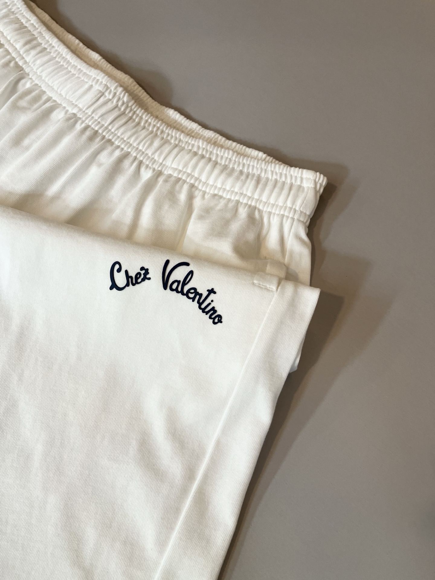  VALENTI*O华伦*奴～柜台款、2025春夏新款休闲套装，胸前logo压胶设计！简单时尚而年轻，百