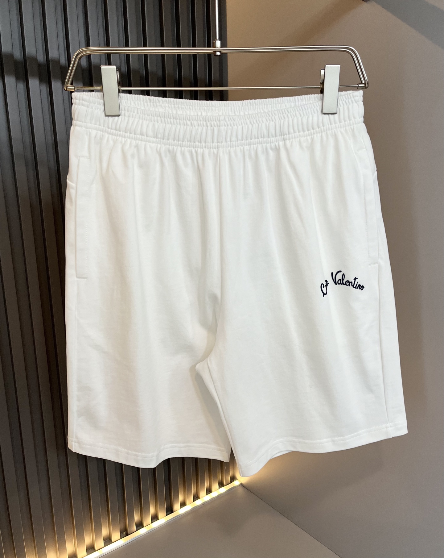  VALENTI*O华伦*奴～柜台款、2025春夏新款休闲套装，胸前logo压胶设计！简单时尚而年轻，百