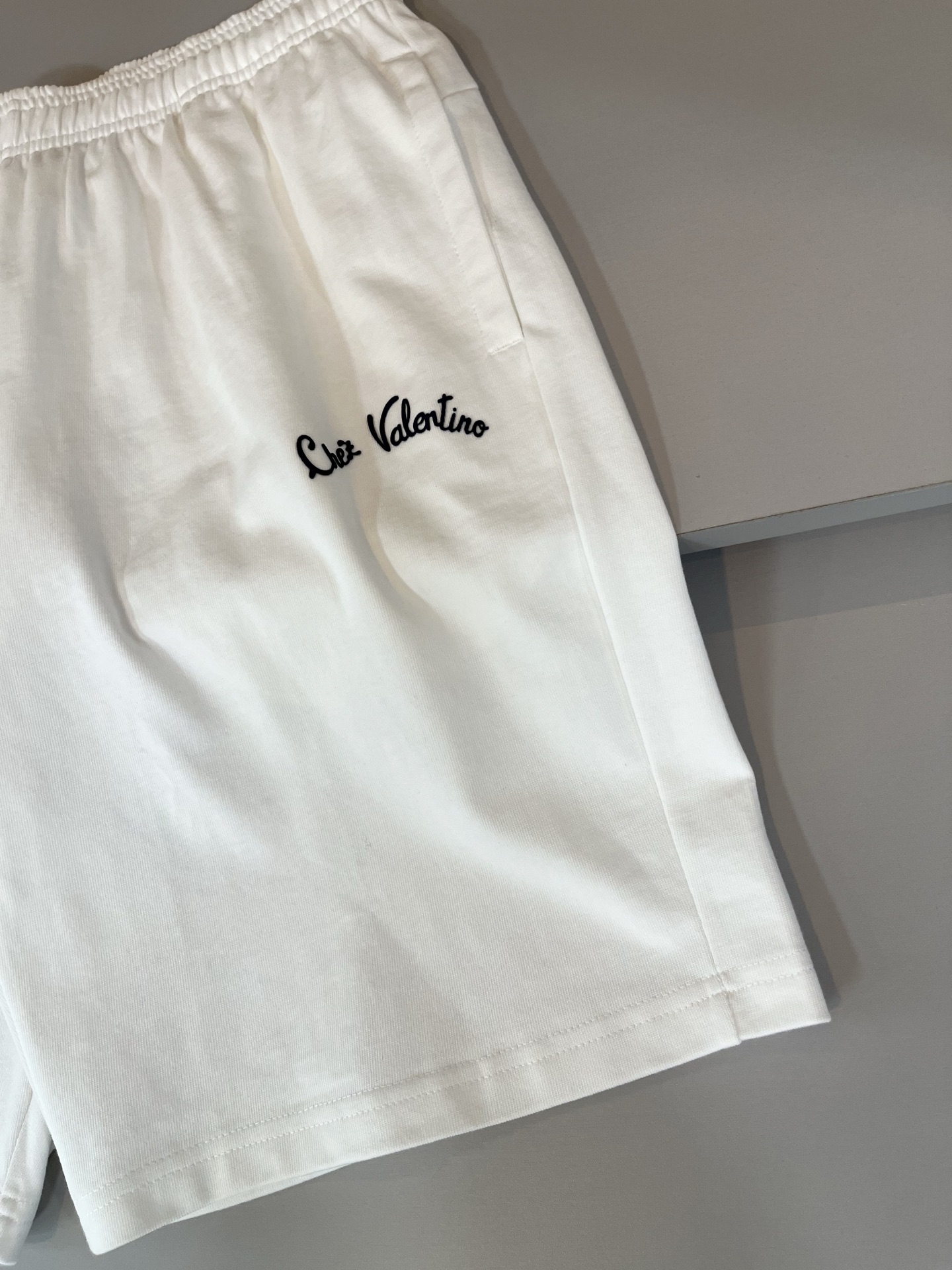  VALENTI*O华伦*奴～柜台款、2025春夏新款休闲套装，胸前logo压胶设计！简单时尚而年轻，百