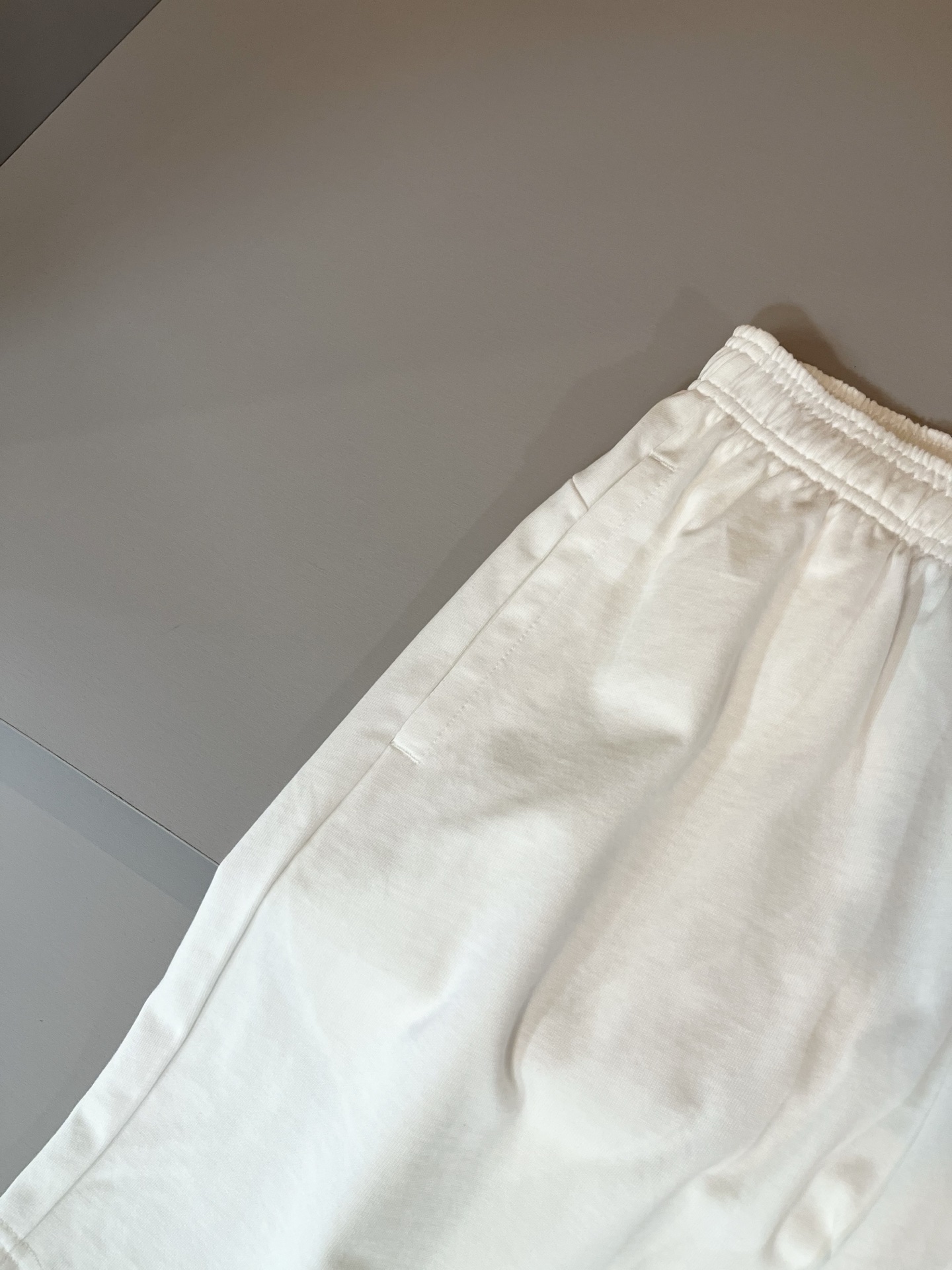  VALENTI*O华伦*奴～柜台款、2025春夏新款休闲套装，胸前logo压胶设计！简单时尚而年轻，百