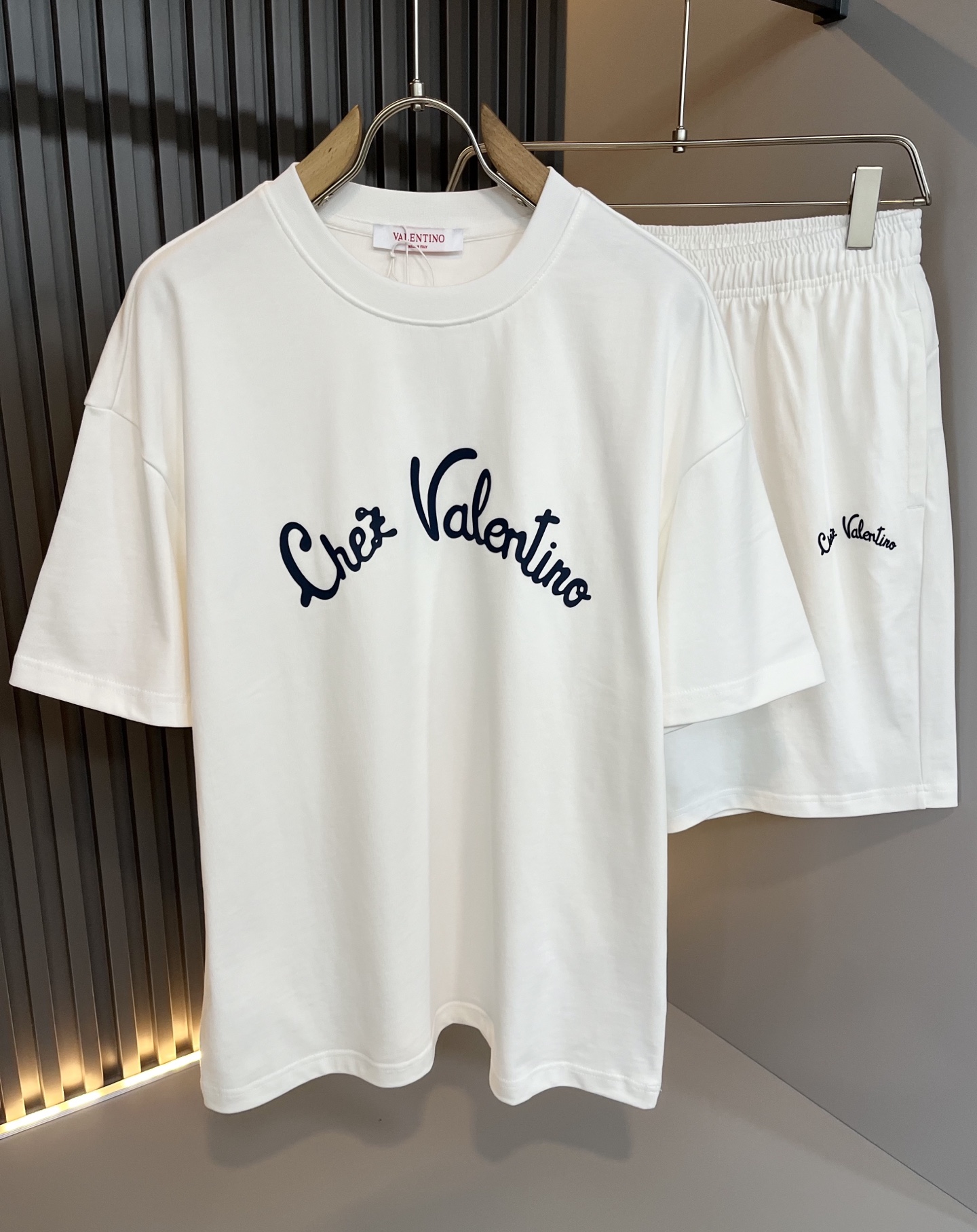  VALENTI*O华伦*奴～柜台款、2025春夏新款休闲套装，胸前logo压胶设计！简单时尚而年轻，百