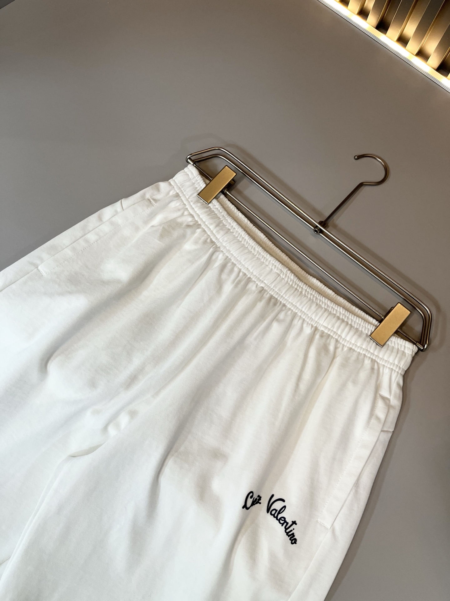  VALENTI*O华伦*奴～柜台款、2025春夏新款休闲套装，胸前logo压胶设计！简单时尚而年轻，百