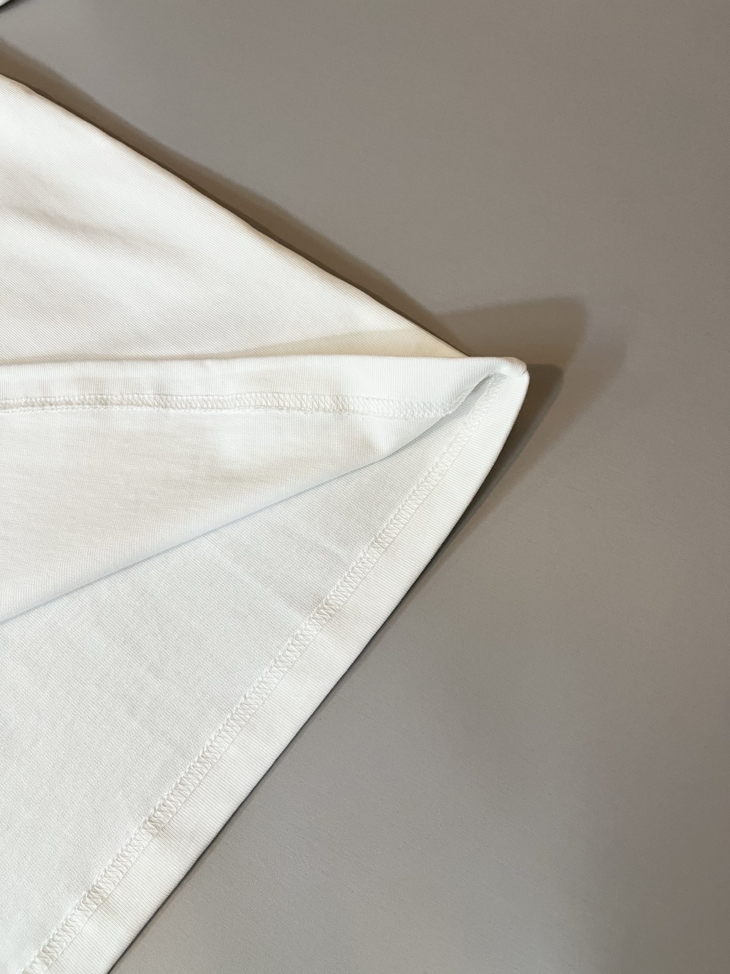  VALENTI*O华伦*奴～柜台款、2025春夏新款休闲套装，胸前logo压胶设计！简单时尚而年轻，百