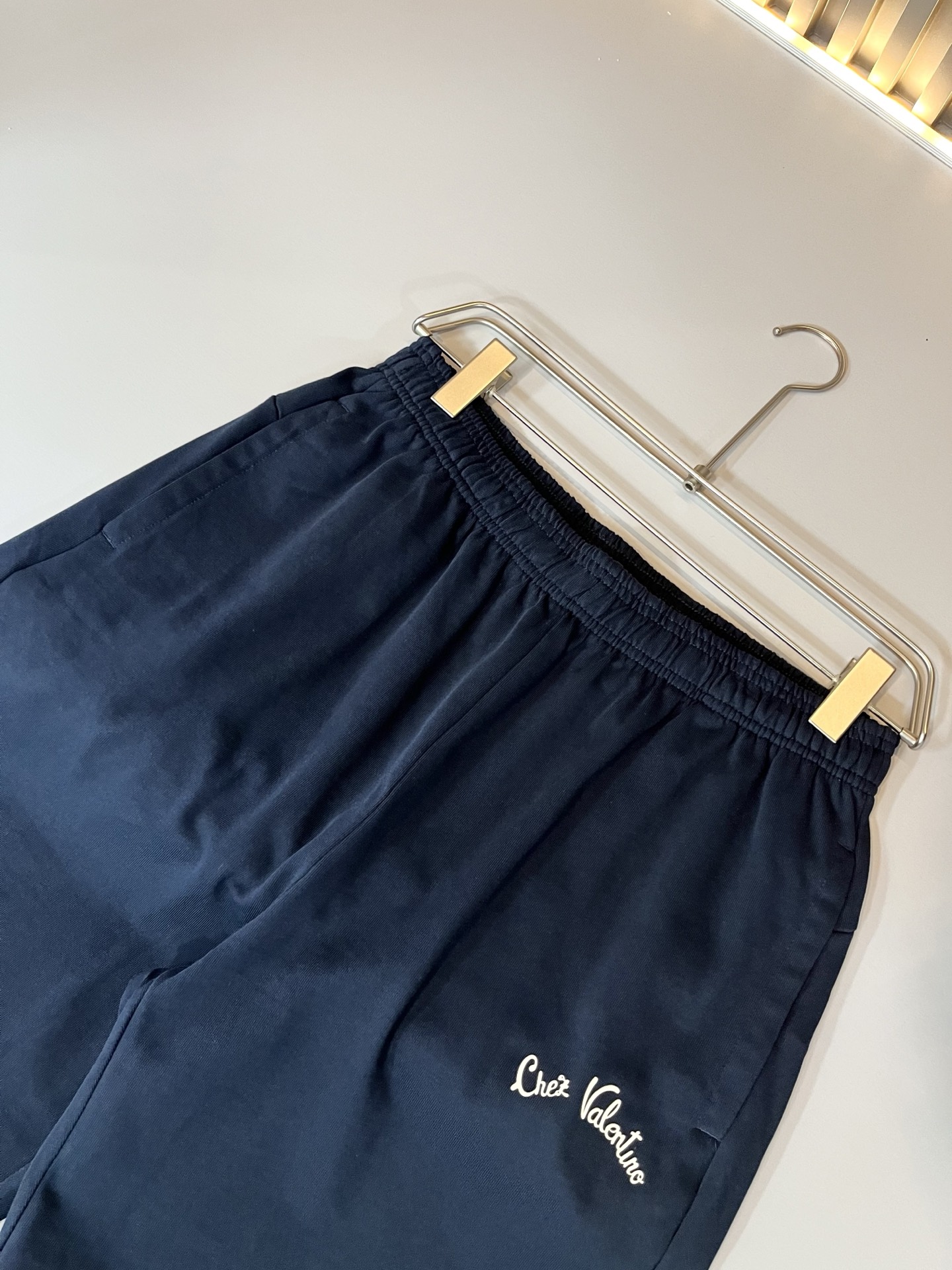  VALENTI*O华伦*奴～柜台款、2025春夏新款休闲套装，胸前logo压胶设计！简单时尚而年轻，百