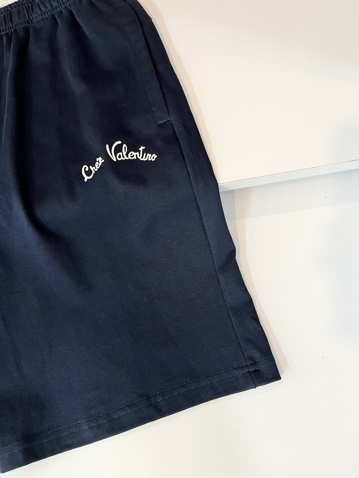  VALENTI*O华伦*奴～柜台款、2025春夏新款休闲套装，胸前logo压胶设计！简单时尚而年轻，百