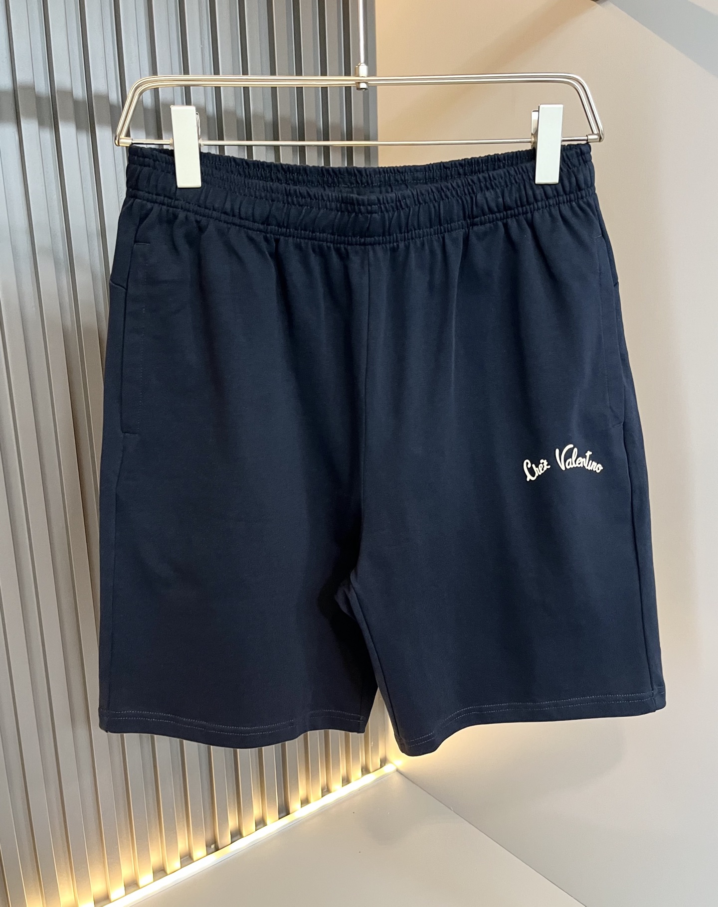  VALENTI*O华伦*奴～柜台款、2025春夏新款休闲套装，胸前logo压胶设计！简单时尚而年轻，百