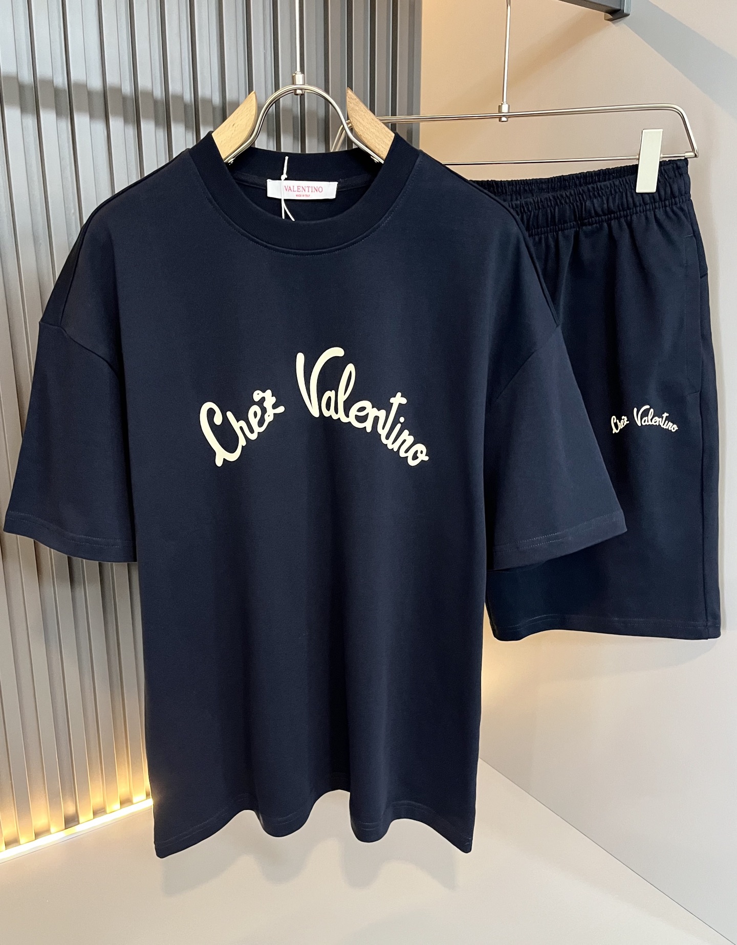 VALENTI*O华伦*奴～柜台款、2025春夏新款休闲套装，胸前logo压胶设计！简单时尚而年轻，百