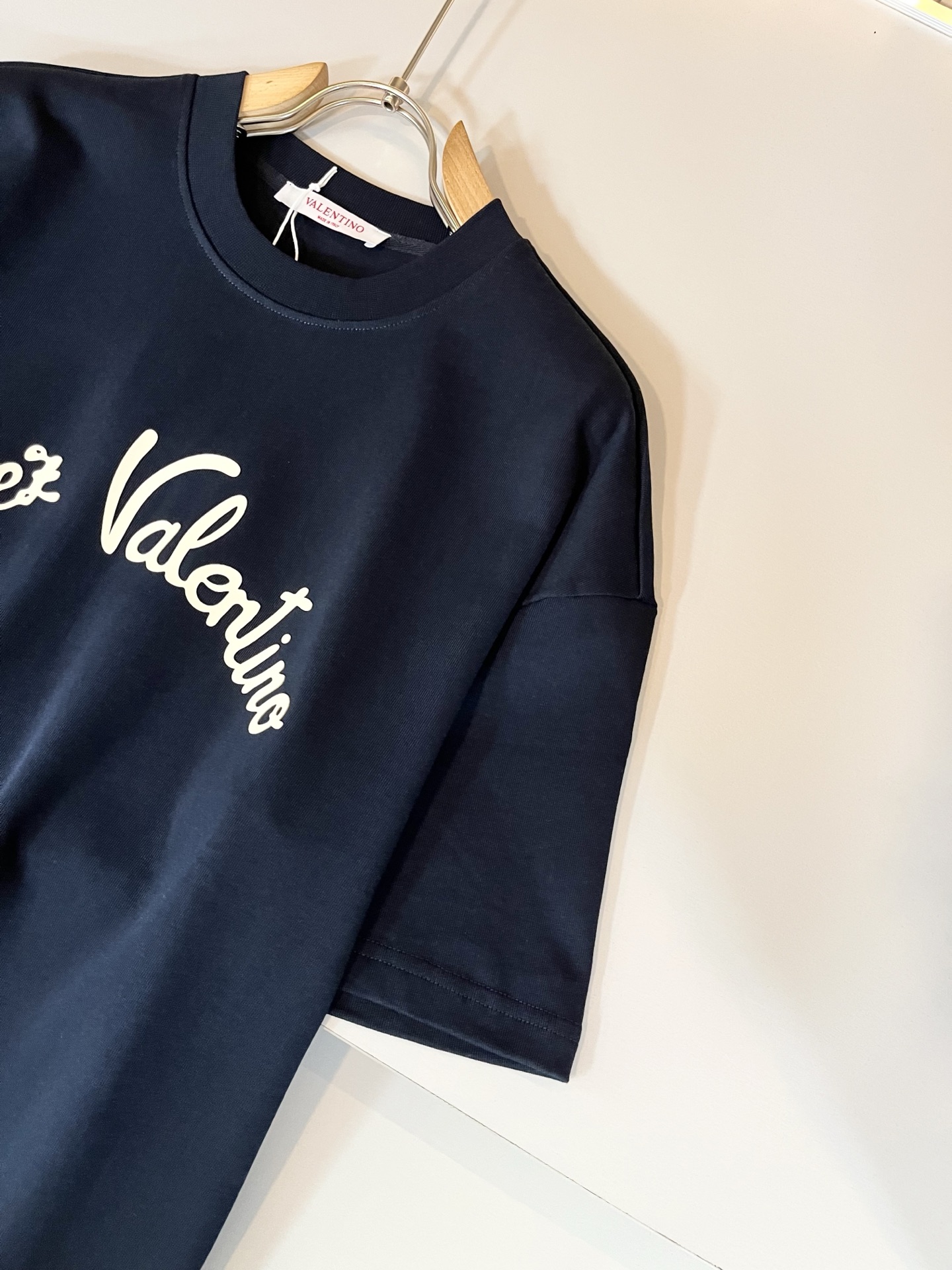  VALENTI*O华伦*奴～柜台款、2025春夏新款休闲套装，胸前logo压胶设计！简单时尚而年轻，百