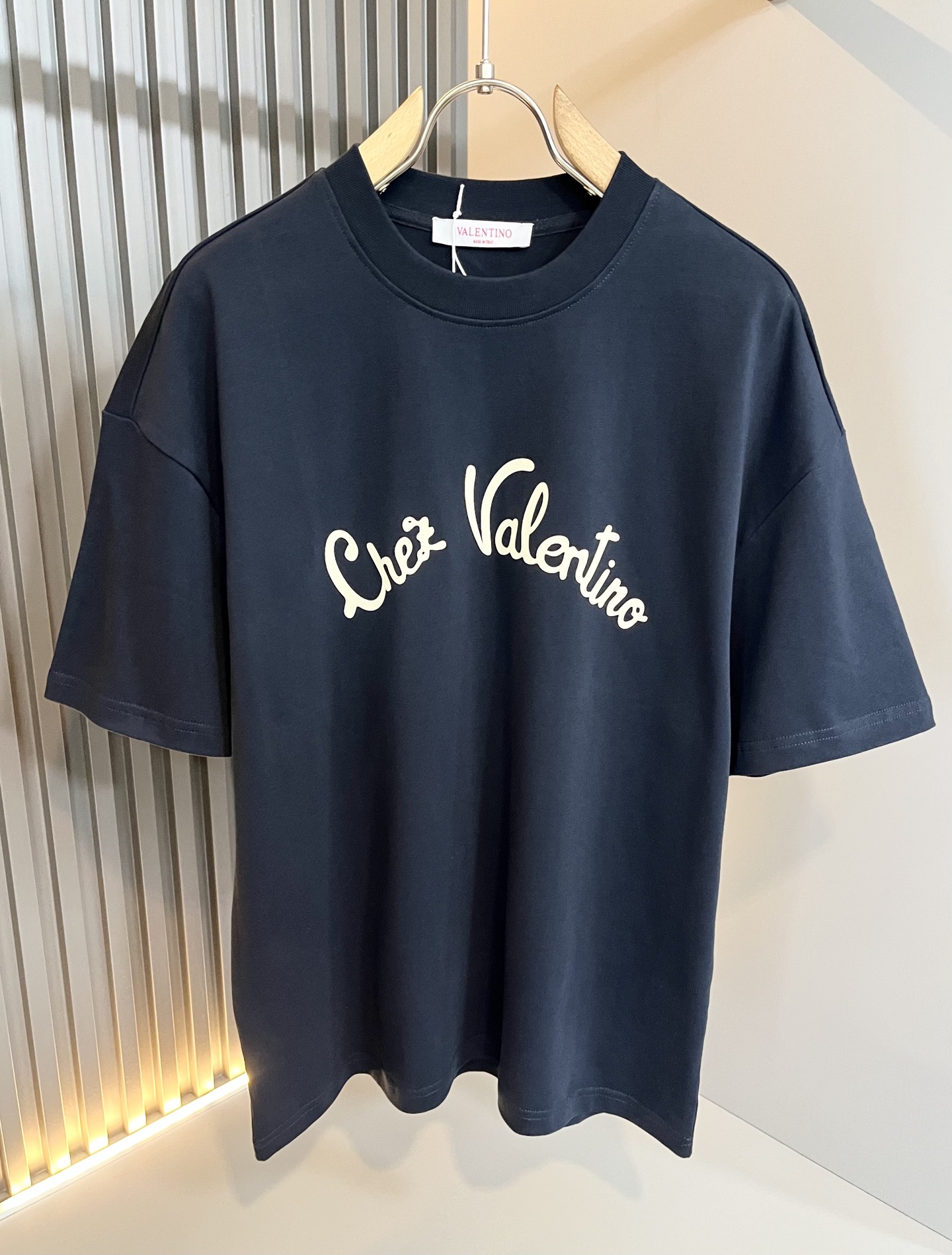 NO:509428,VALENTI*O Warren*nu~Counter style, 2025 spring and summer new casual suit, chest logo glue-pressing design!  Simple, fashionable and young, versatile style, and a young and elegant upper body feel!  It will never be outdated. All major counters are listed simultaneously. The orders of goods, workmanship and details of the foreign trade full-quality trading company are very well-established, and they are very particular. The fabric is made of 300g pure cotton fabric!  The upper body is comfortable and breathable, and the overall feels very crisp. It is worn on a daily basis. Whether it is worn alone or in the inner wear, it is simple and brilliant. Casual men and women should not miss it. Size M-2XL, valentino, valentino, alexander wang19860909VALENTI*O华伦*奴～柜台款、2025春夏新款休闲套装,胸前logo压胶设计！简单时尚而年轻,百搭风格,上身感很年轻优雅！永远不会过时.各大柜台同步上市,外贸全品相贸易公司订单货品,做工和细节部位非常到位,非常讲究.合体的剪裁.面料采用300g纯棉面料！上身舒适透气,整体又有很好的挺括感,日常基础穿着.不管单穿还是内搭,简简单单就很出彩,休闲男女不容错过.尺码M-2XL,,valentino,valentino,alexander wang,Men's clothing