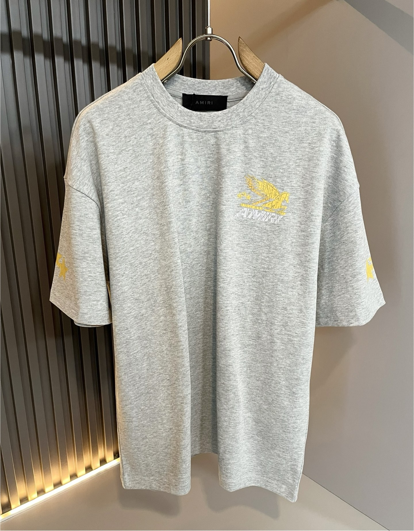 NO:509955,AMIRI 2025 spring and summer new men and women's same casual suit, the latest model is exclusively available on the entire network!  !  ~ It is classic and fashionable and versatile, who doesn’t like it? It will show the classic again. It is very pleasing to the eye and comes with a low luxury halo and recognition!  The traditional brand concept and modern advanced technology are perfectly combined. Coupled with the extremely modern and modern minimalist design, exclusive letter logo printing design!  Customized 100% imported pure cotton fabric!  The texture of this model is quite touching, the specifications and grades are known with tentacles. The degree of delicateness and breathability are top-notch!  Size S-XL, amiri, alexander wang19860909AMIRI2025春夏新款男女同款休闲套装,最新款全网独家首上！！~既经典有时尚百搭,谁不爱啊,将经典再次展现,非常的耐看,自带低奢光环与辨识度！传统的品牌理念和现代化的先进技术进行了完美结合.加上极其现代摩登风范的简约设计,专属字母logo印花设计！定制百分百进口纯棉面料！此款的质感相当感人 触手便知规格档次 细腻程度与透气效果堪称顶级！尺码S-XL,,amiri,alexander wang,Men's clothing